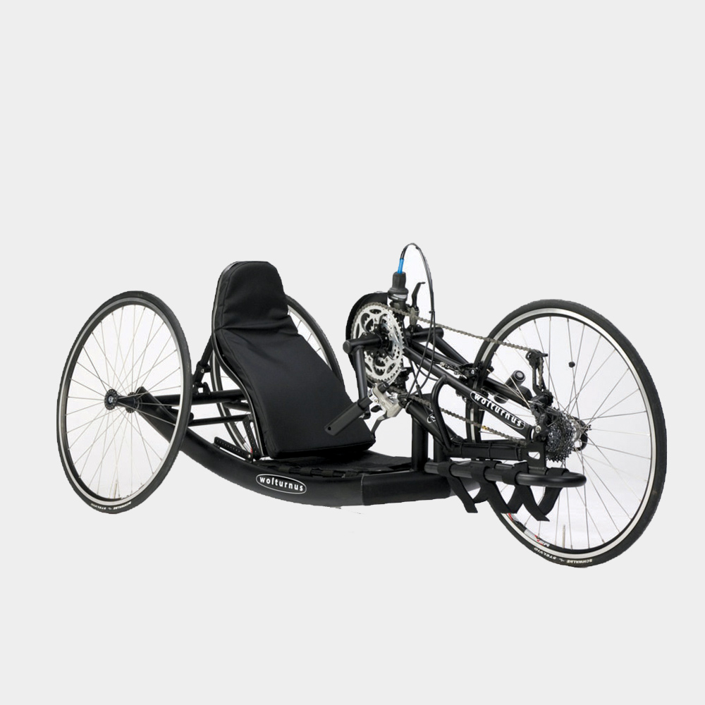 Wolturnus Antaras Handbike in Schwarz mit Rückenlehne und Handkurbel, Seitenansicht
