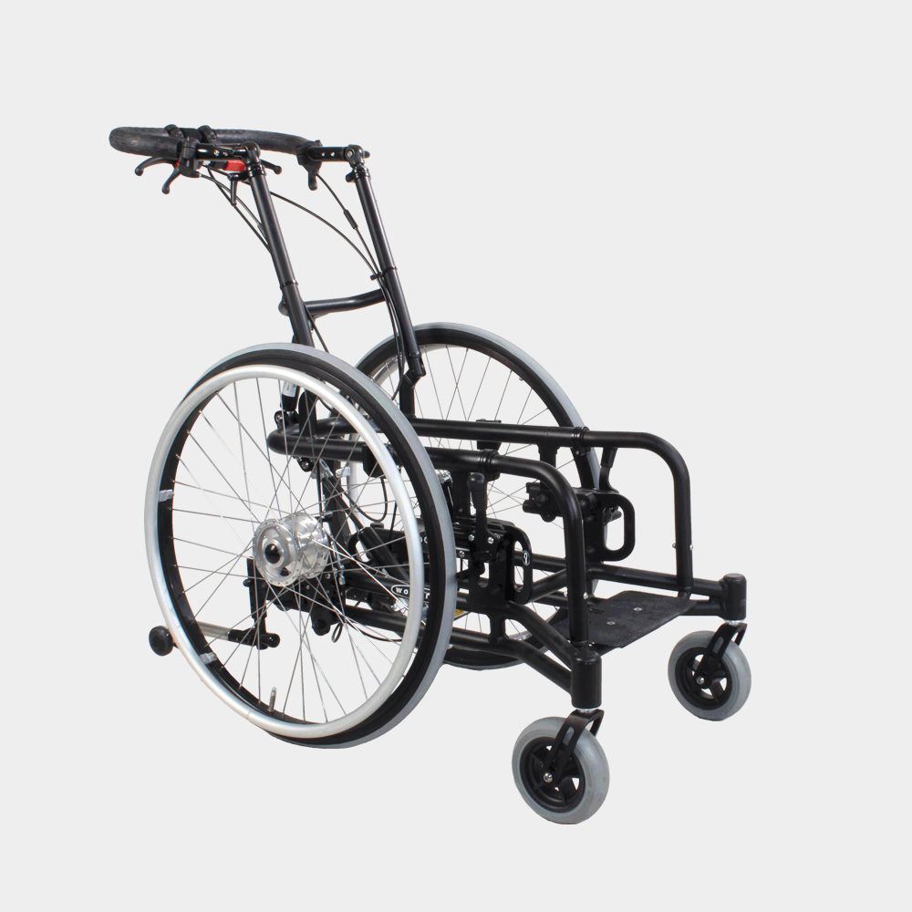 Wolturnus A-Run Chassis, schwarzes Rollstuhl-Fahrgestell mit Schiebebügel und Trommelbremsen