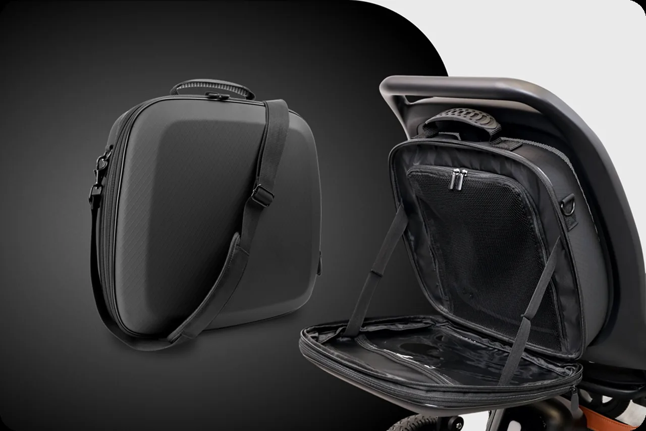 Abnehmbare Tasche der Rückenlehne des Alber erivo carbon R20, geöffnet mit Innenfächern