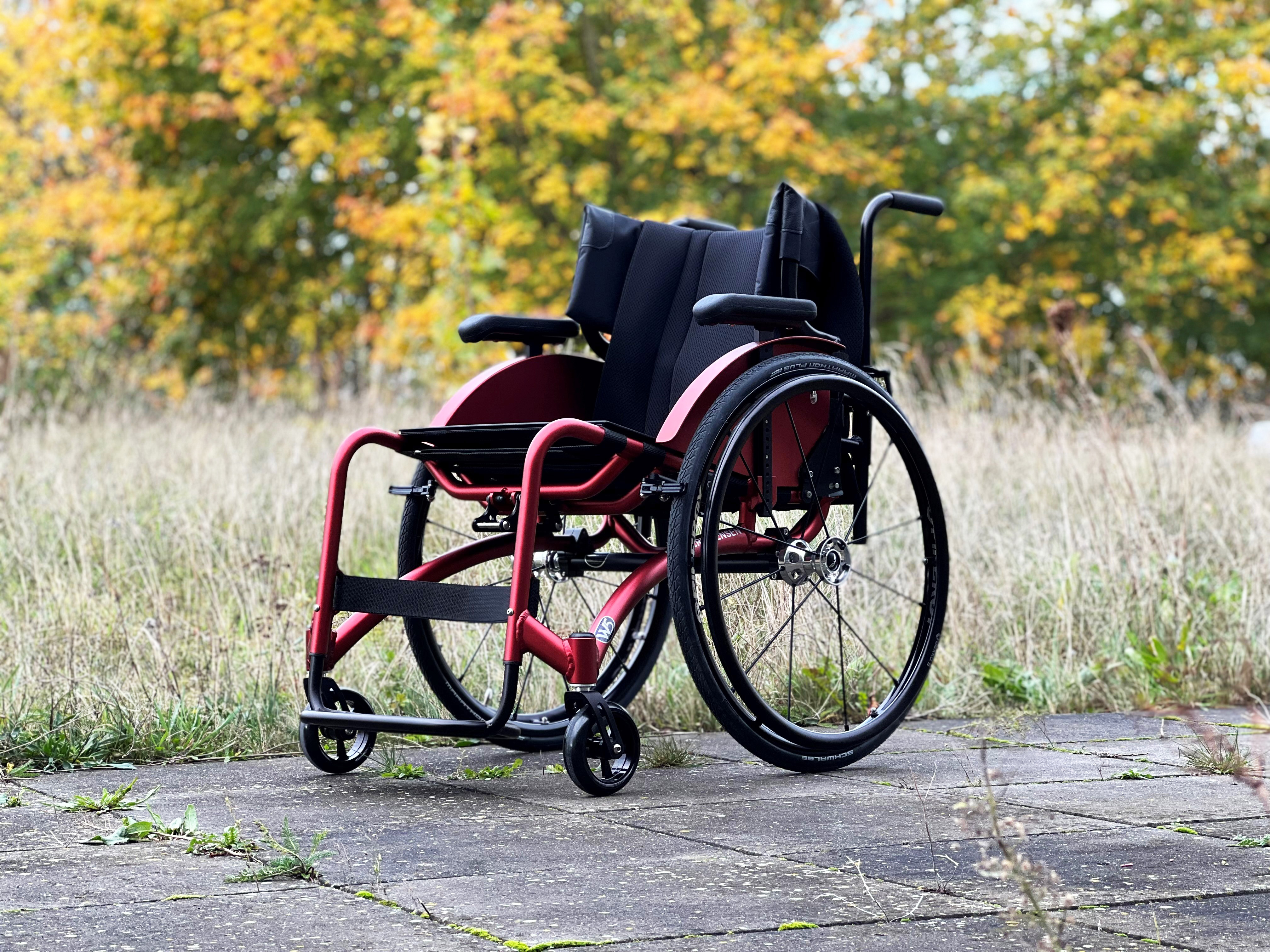 Wolturnus W5 S in Rot mit verstellbarer Hinterachse und Spinergy-Rädern im Freien