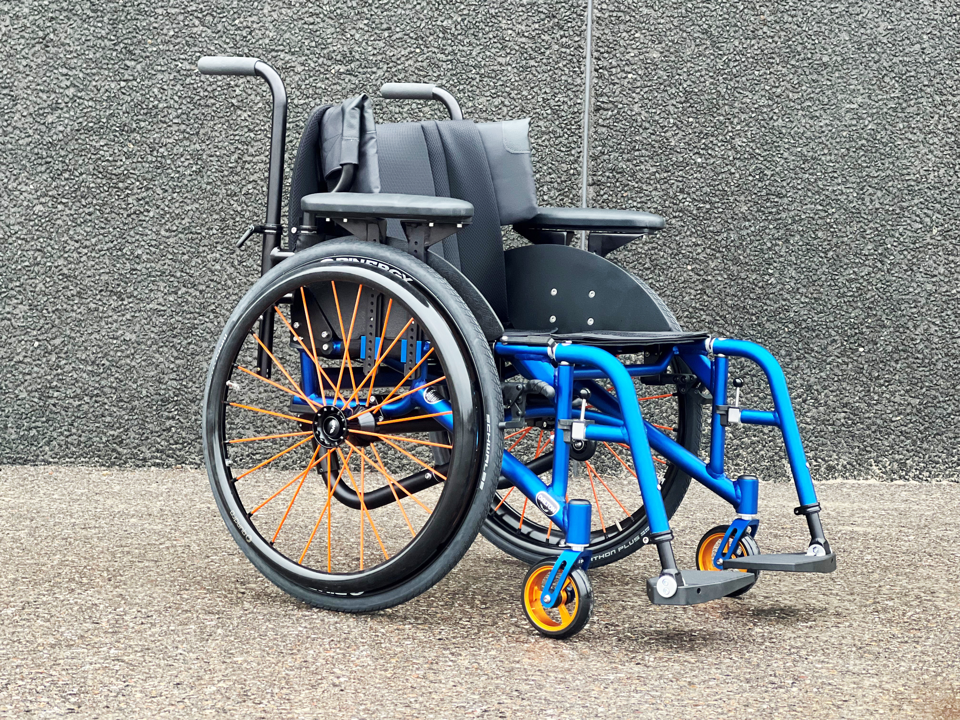 Wolturnus Dalton XXL in Blau mit orangefarbenen Frog-Legs-Lenkrädern und Wing Back ILSA