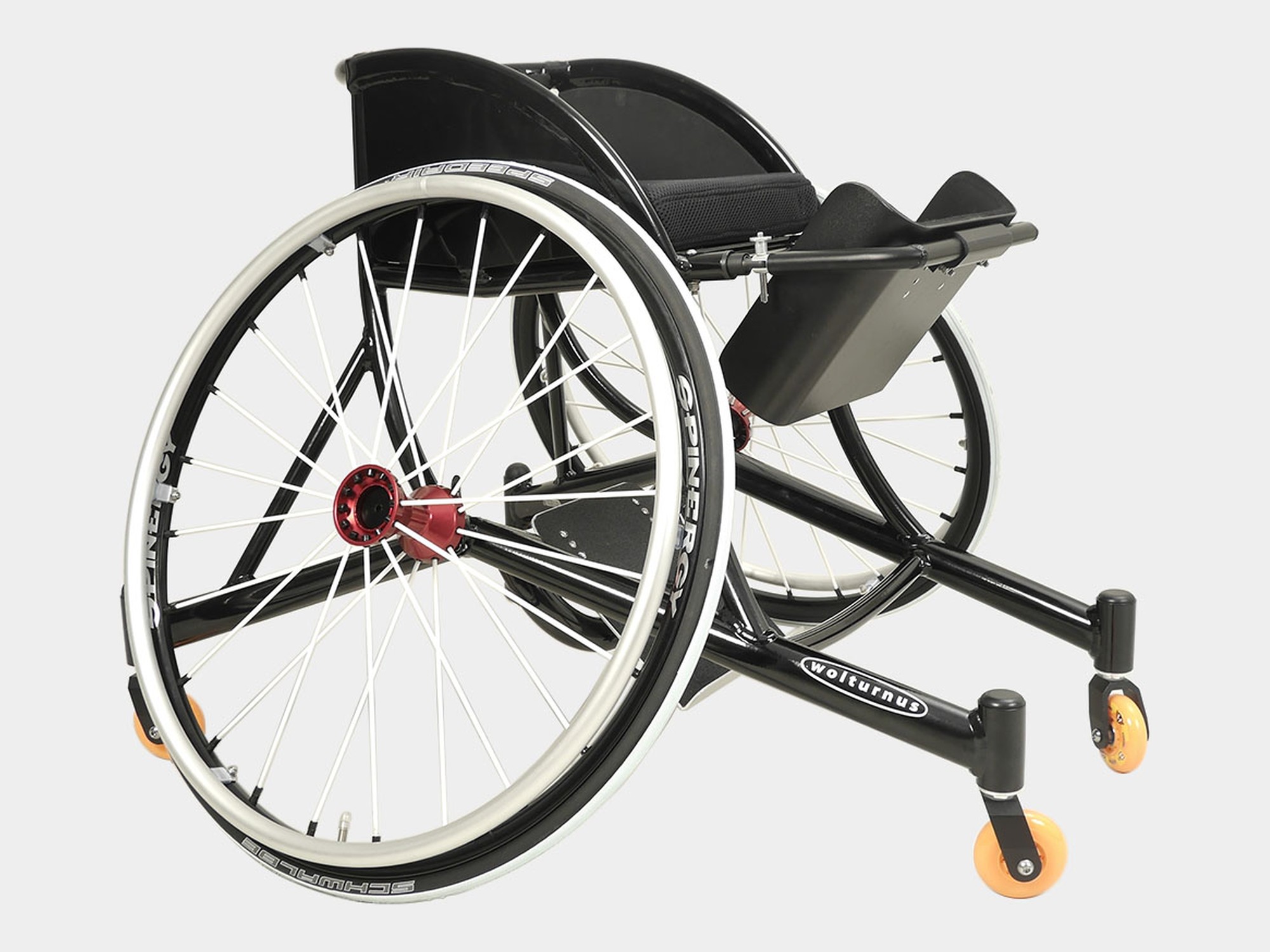 Wolturnus Tennisrollstuhl in Schwarz mit stark gestürzten Rädern und Sitzschale