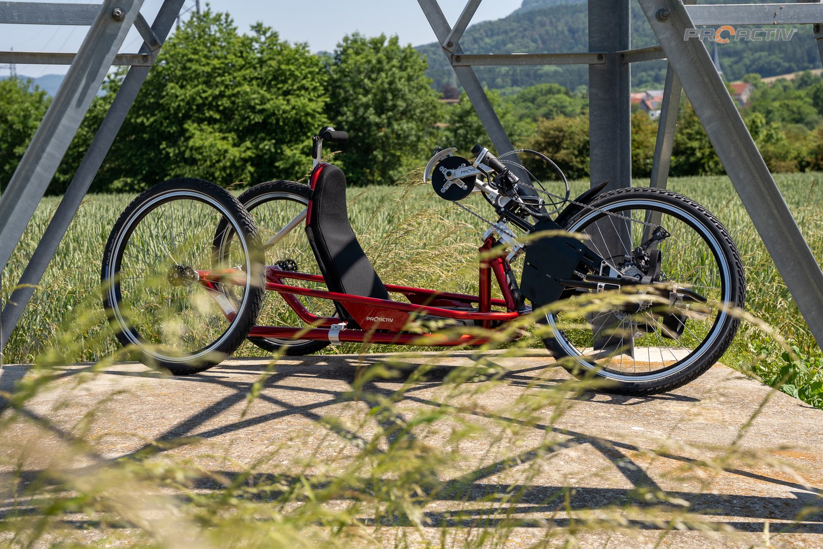 PRO ACTIV NJ1 Kompaktbike, im Einsatz unter einem Strommast