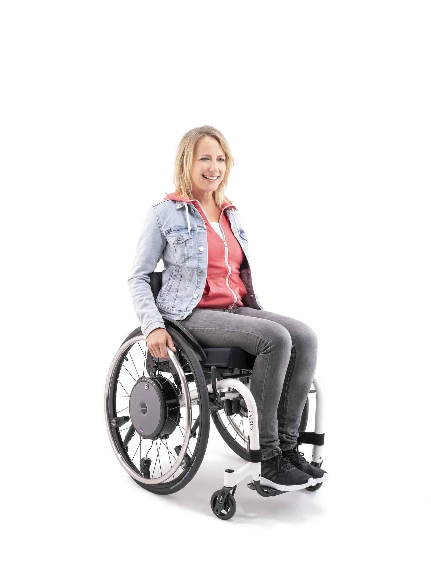 Nutzerin im Rollstuhl mit e-motion M25, freigestellt