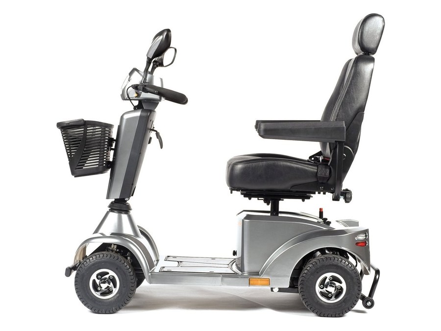 Vierrädriger Elektroscooter in der Seitenansicht, mit Frontkorb, gepolstertem Sitz mit Armlehnen und Kopfstütze