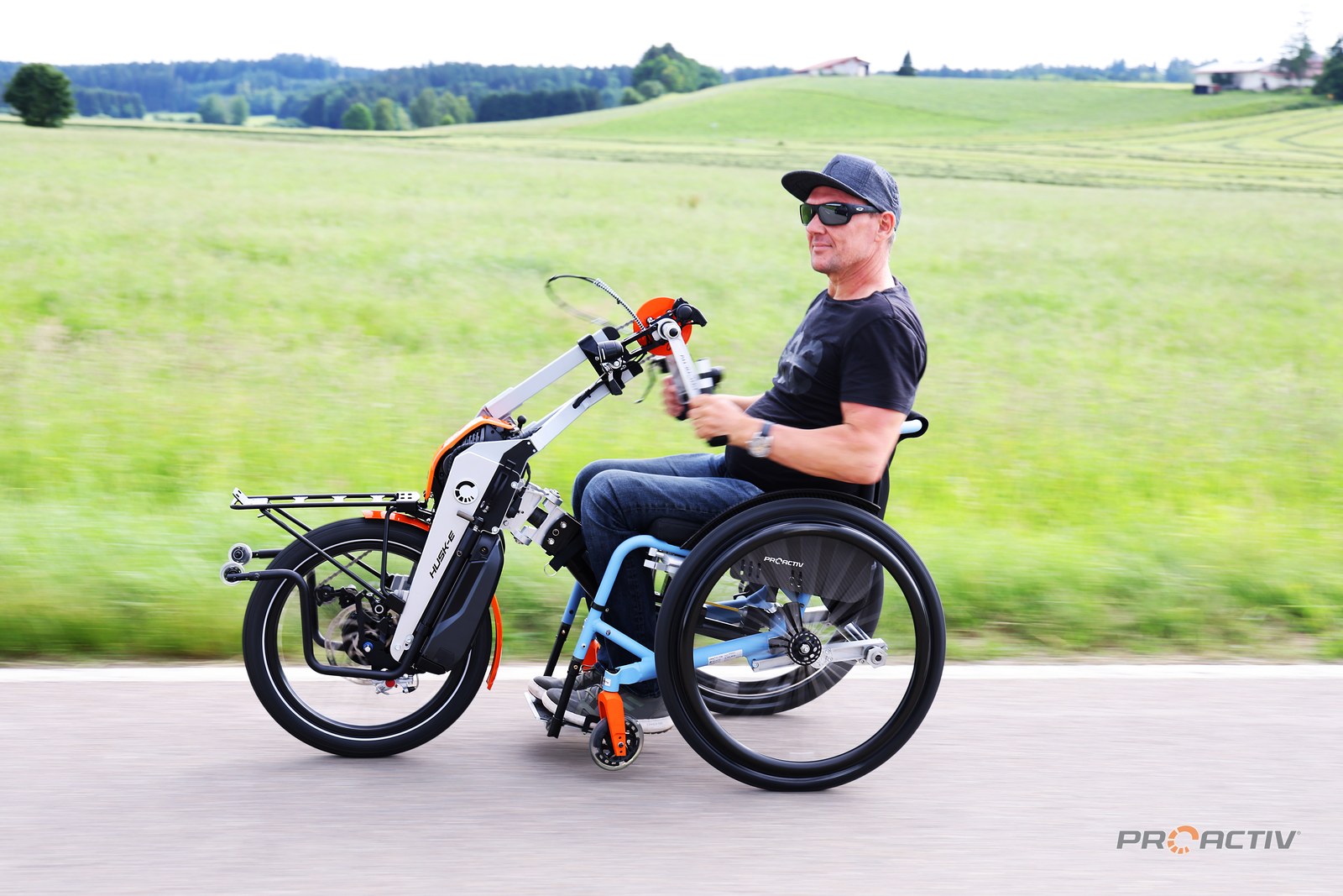 PRO ACTIV HUSK-E elektrisch Adaptiv-Handbike, im Einsatz auf der Landstraße