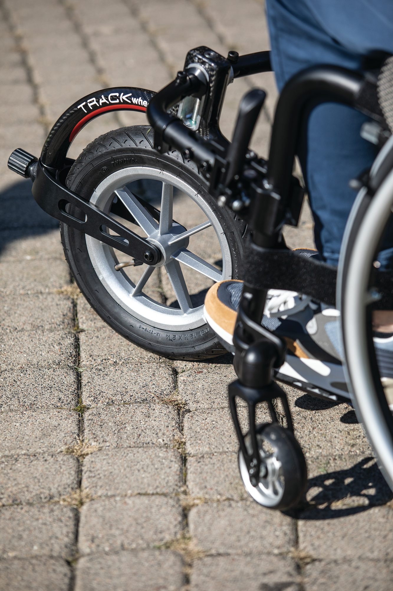 Rehasense TRACK WHEEL Double Arm, Carbon – am Rollstuhl