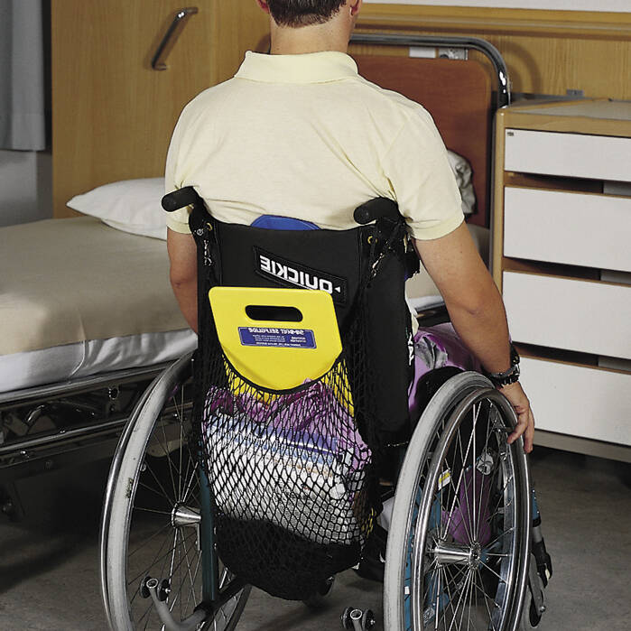 Samarit Glideboard in der Rückentasche eines Rollstuhls mitgeführt