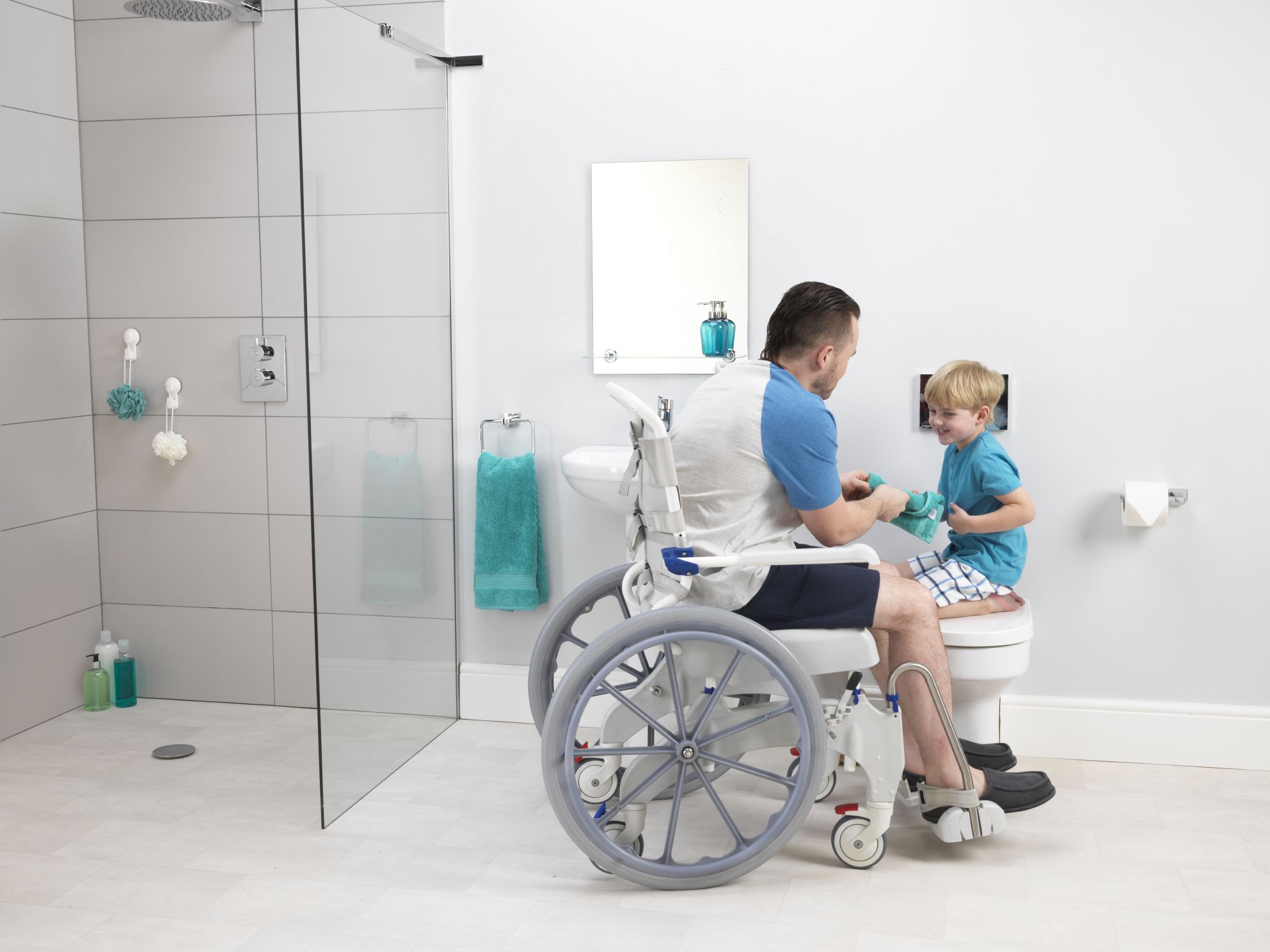 Aquatec Ocean 24" Ergo Dusch- und Toilettenrollstuhl – Ansicht 3