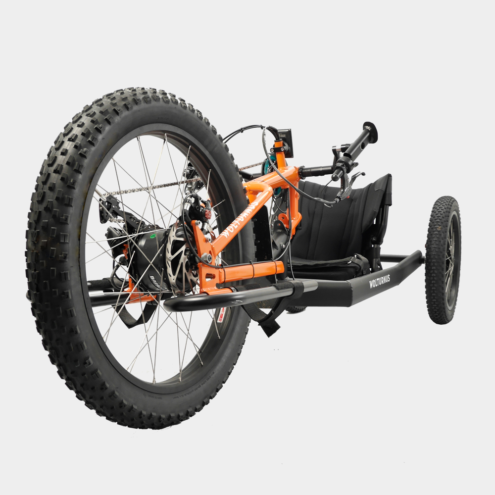 Wolturnus Fatbike Offroad-Handbike in Orange mit überbreiten Stollenreifen