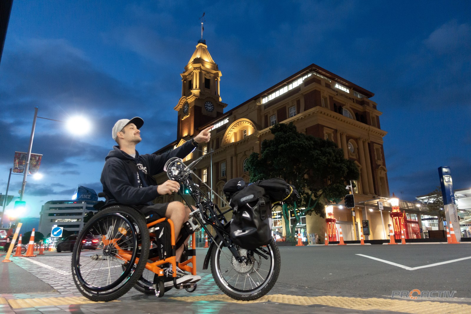 PRO ACTIV NJ1 Adaptivbike, im Einsatz in der Stadt am Abend