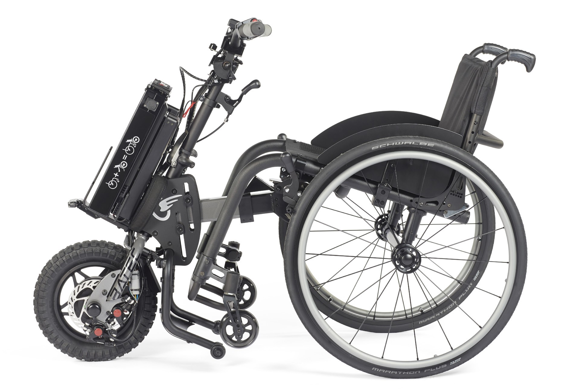 Batec Mini 2 Plus, Seitenansicht angekoppelt an einen Rollstuhl