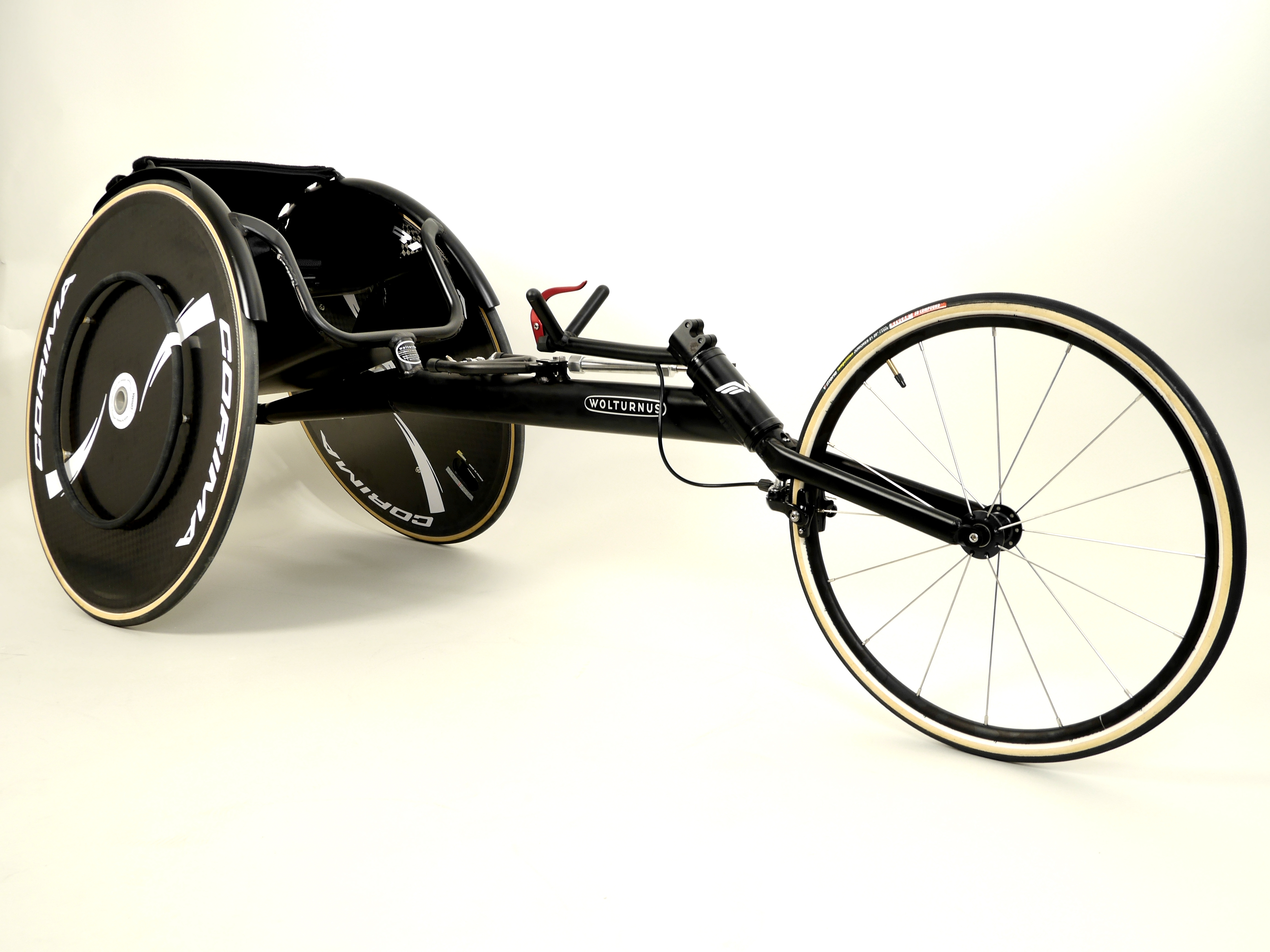 Wolturnus Amasis Racer Rennrollstuhl in Schwarz mit Speichen-Vorderrad, Schrägansicht von vorn