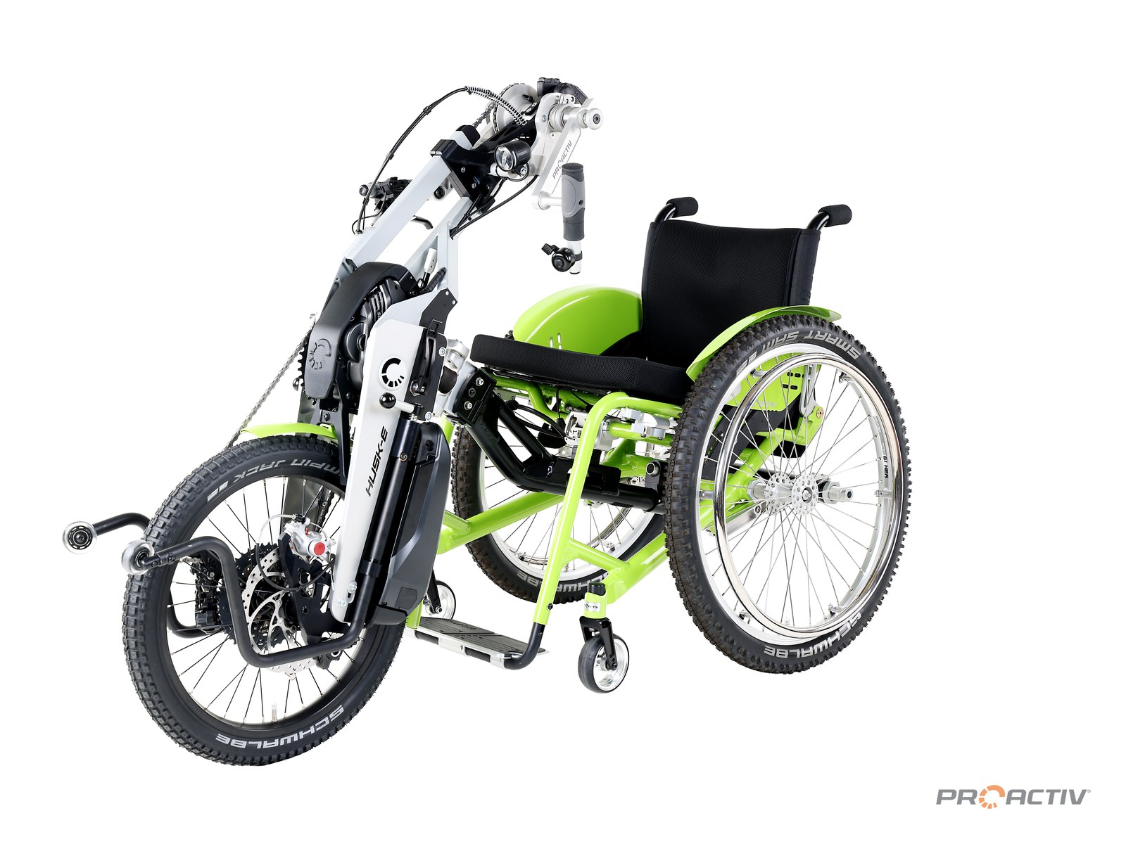 PRO ACTIV HUSK-E elektrisch Adaptiv-Handbike, angekoppelt an einen Rollstuhl