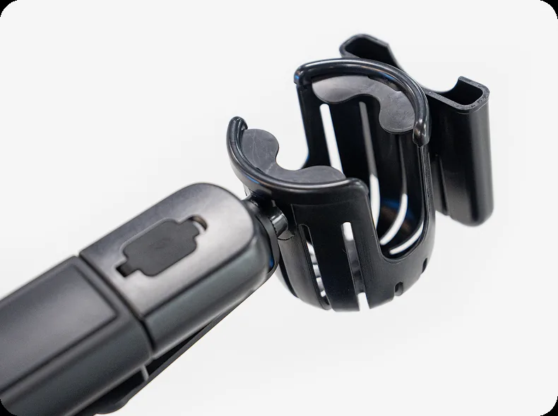 Nahaufnahme des kombinierten Getränke- und Smartphonehalters für den Alber erivo carbon