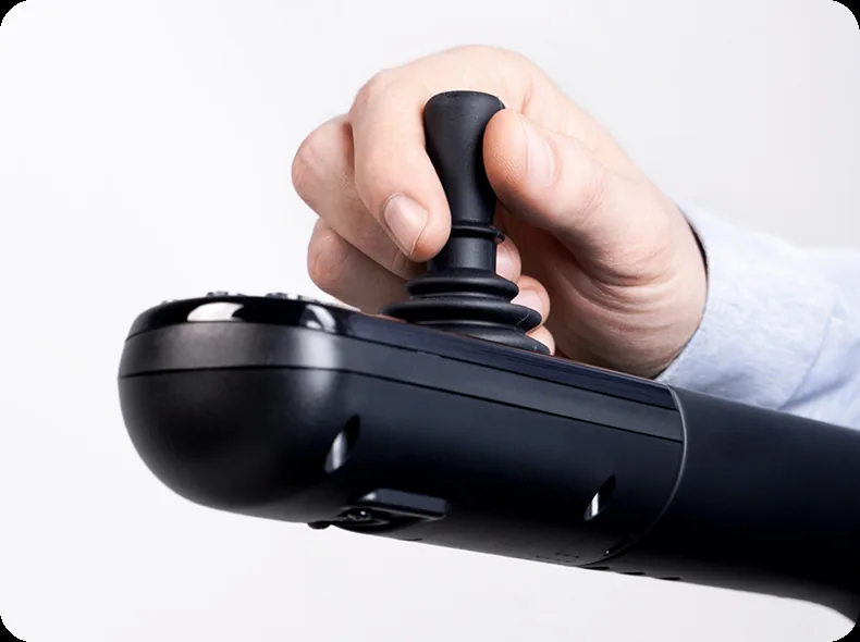 Hand am Joystick der Bedieneinheit des Alber erivo carbon R20