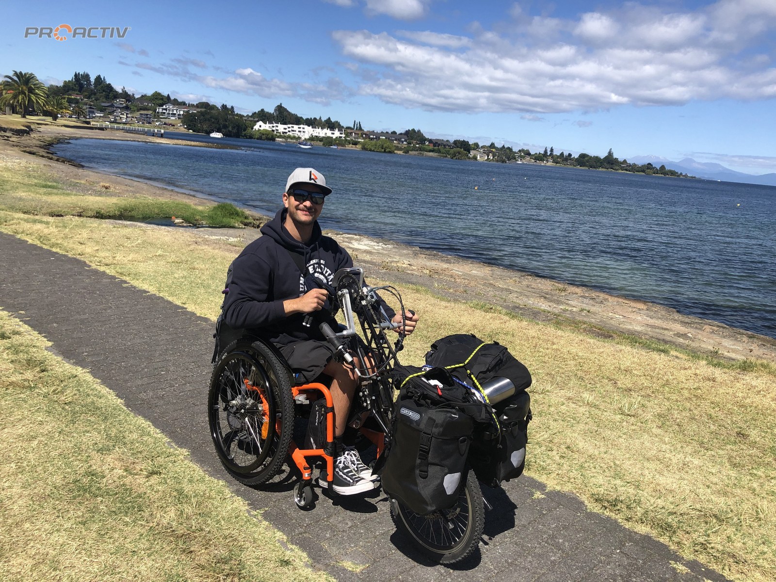 PRO ACTIV NJ1 Adaptivbike, im Einsatz auf einem Uferweg