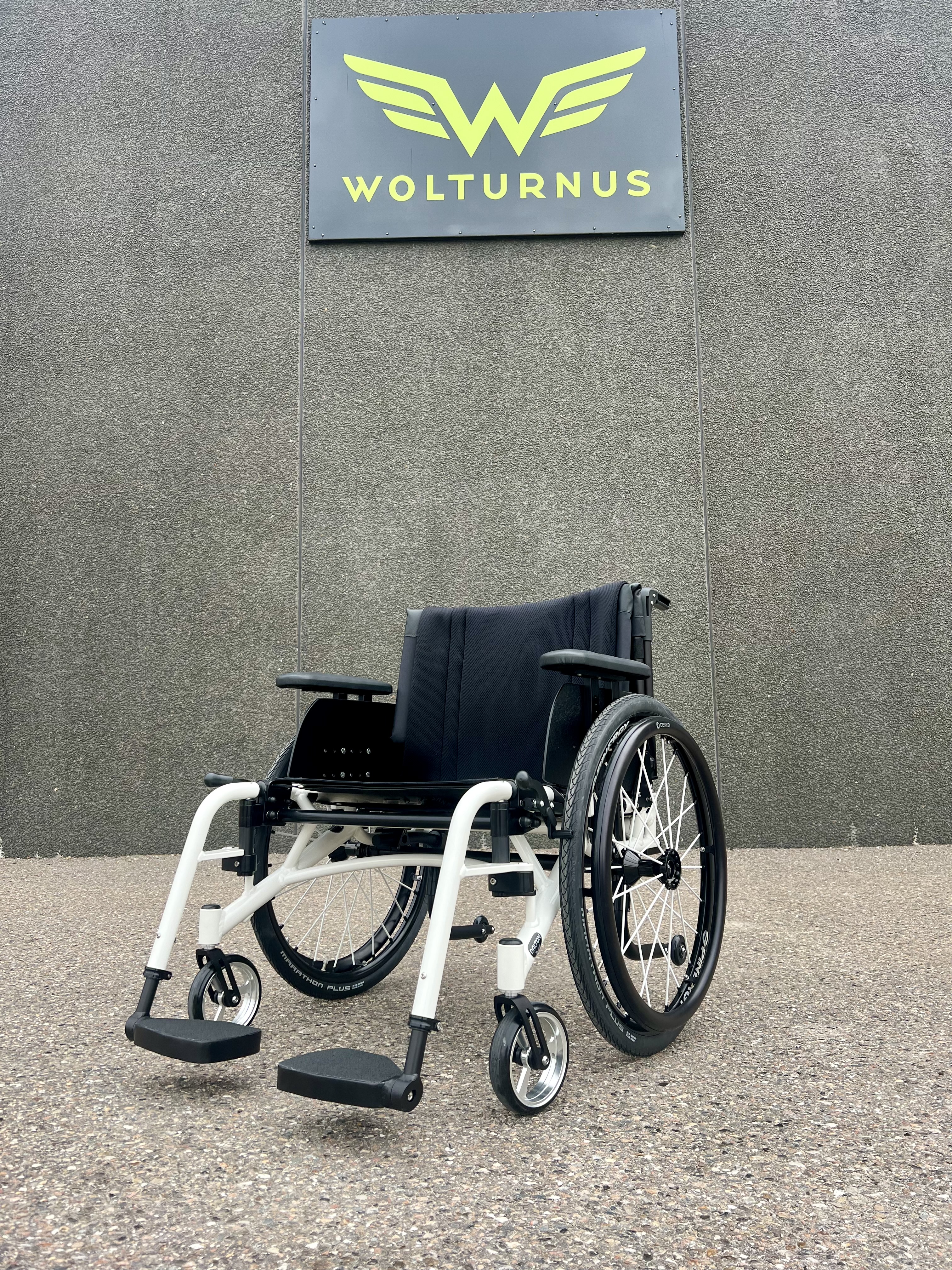 Wolturnus Dalton XXL in Weiß vor dem Wolturnus-Firmenlogo
