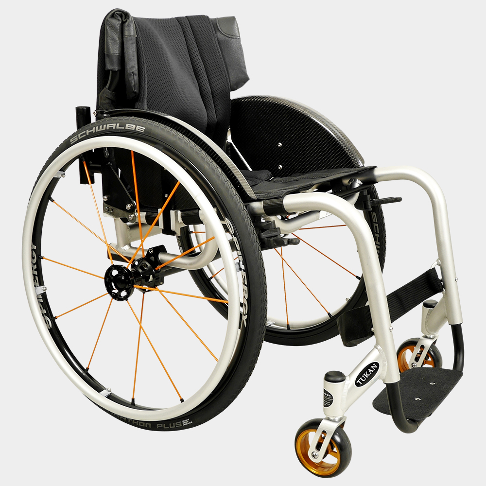 Wolturnus Tukan Aktivrollstuhl in Silber mit orangefarbenen Speichen, Schrägansicht von vorn