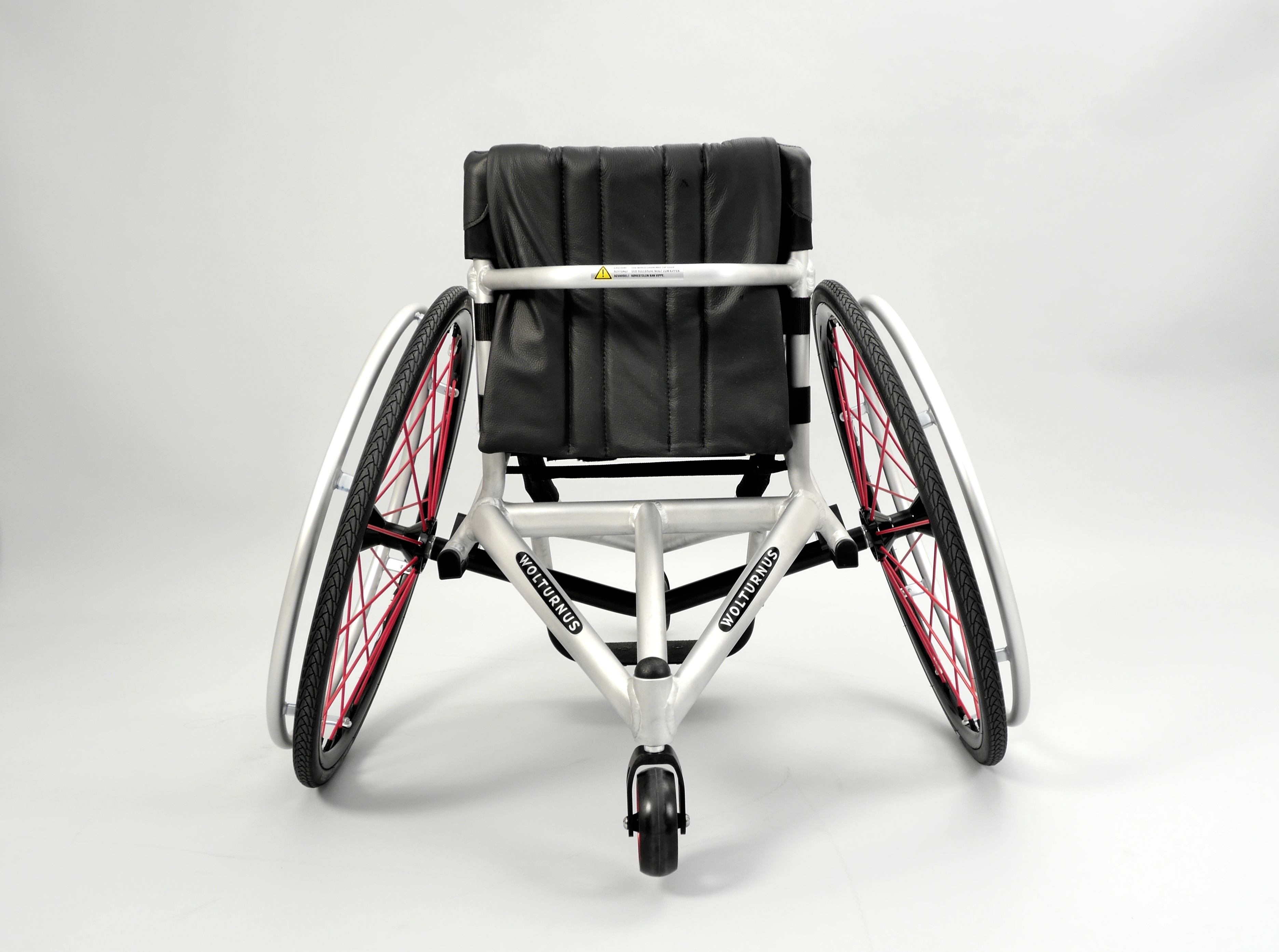 Wolturnus Tennisrollstuhl in Silber mit Sitzschale, Ansicht von hinten