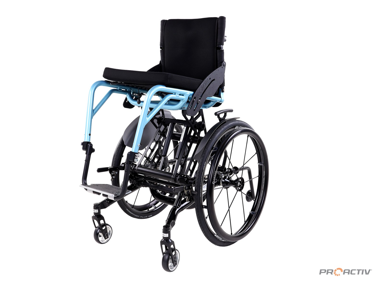 PRO ACTIV LIFT activ Rollstuhl mit Sitzhöhenverstellung, mit angehobener Sitzhöhe, Dreiviertelansicht von vorne