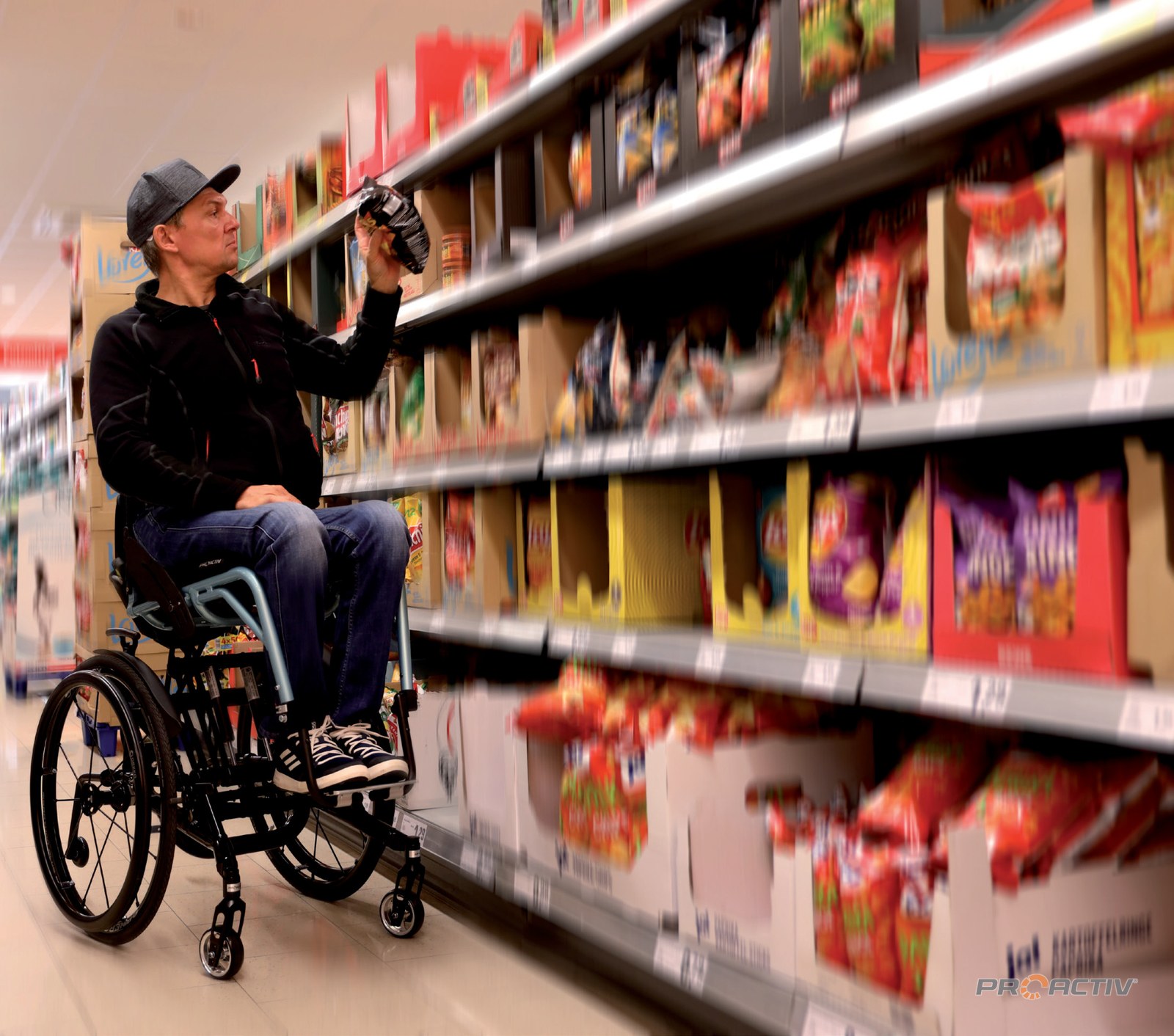 PRO ACTIV LIFT activ elektrisch Rollstuhl mit Sitzhöhenverstellung, im Einsatz im Supermarkt