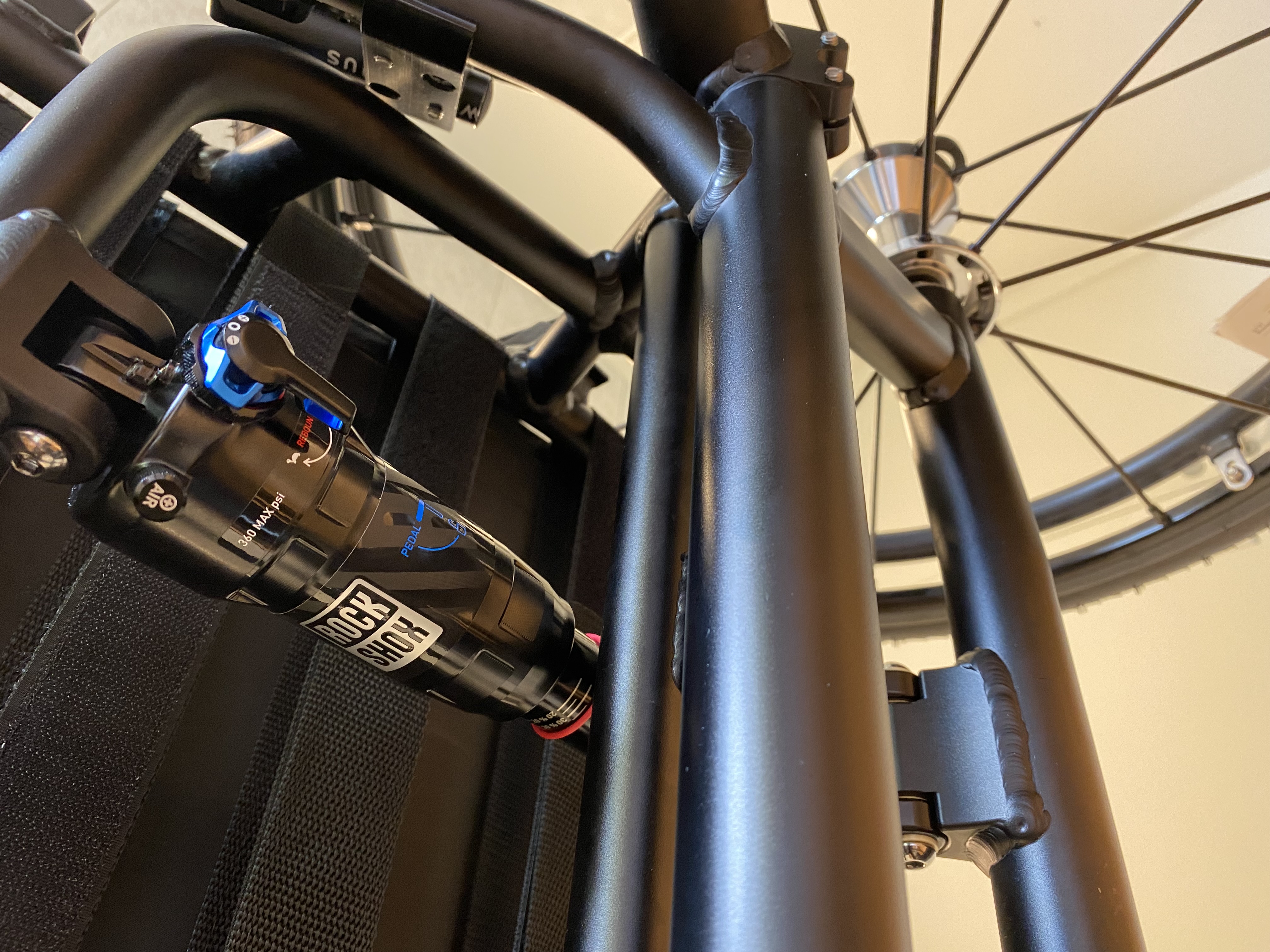 Wolturnus W5 Suspension, Detailaufnahme des Link-Systems mit Luftfederelement