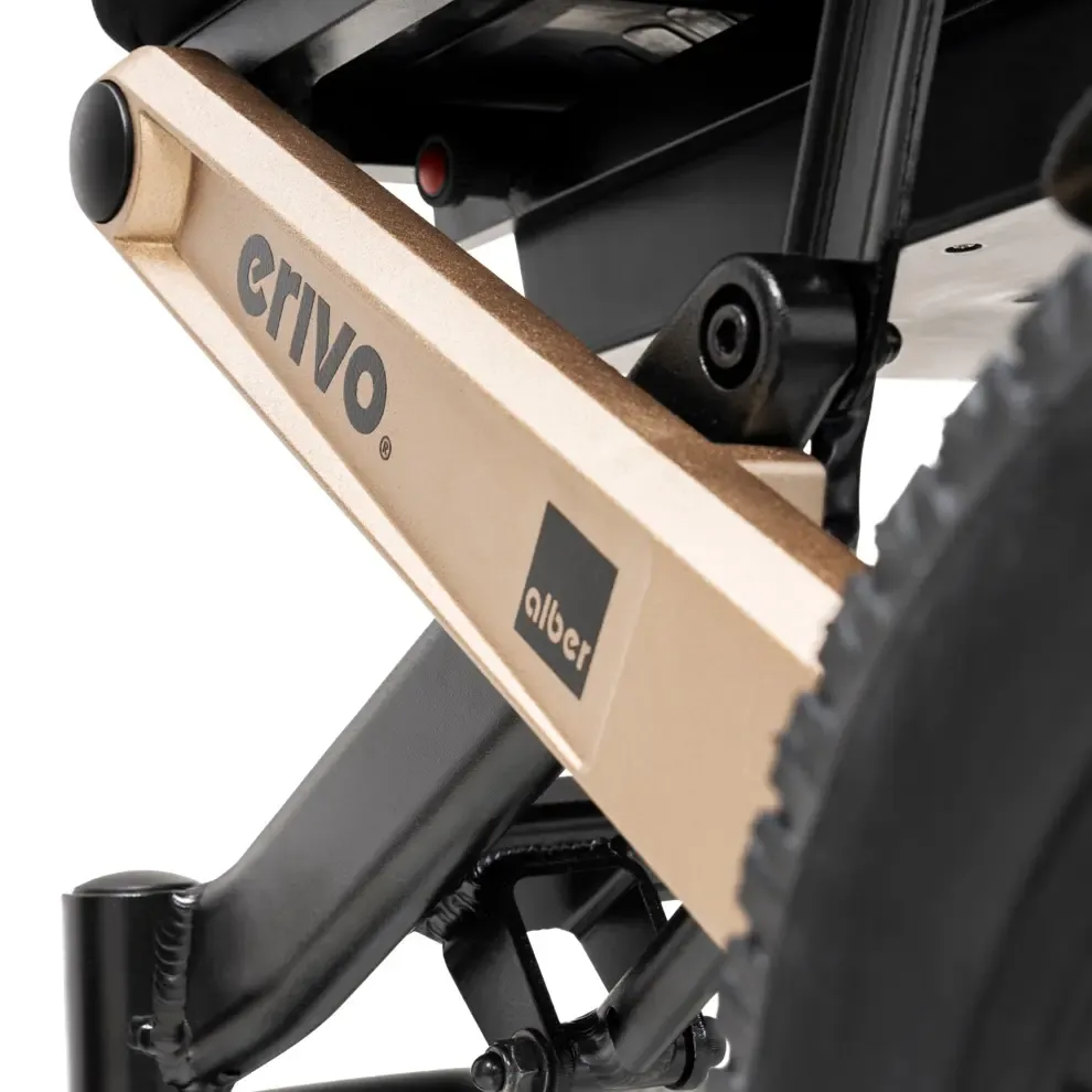 Detailaufnahme des Aluminiumrahmens des Alber erivo mit erivo-Schriftzug und 12,5-Zoll-Hinterrad