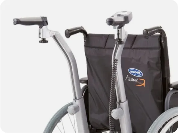 Rückansicht eines Rollstuhls mit ergonomischen Zusatzschiebegriffen für das Alber viamobil