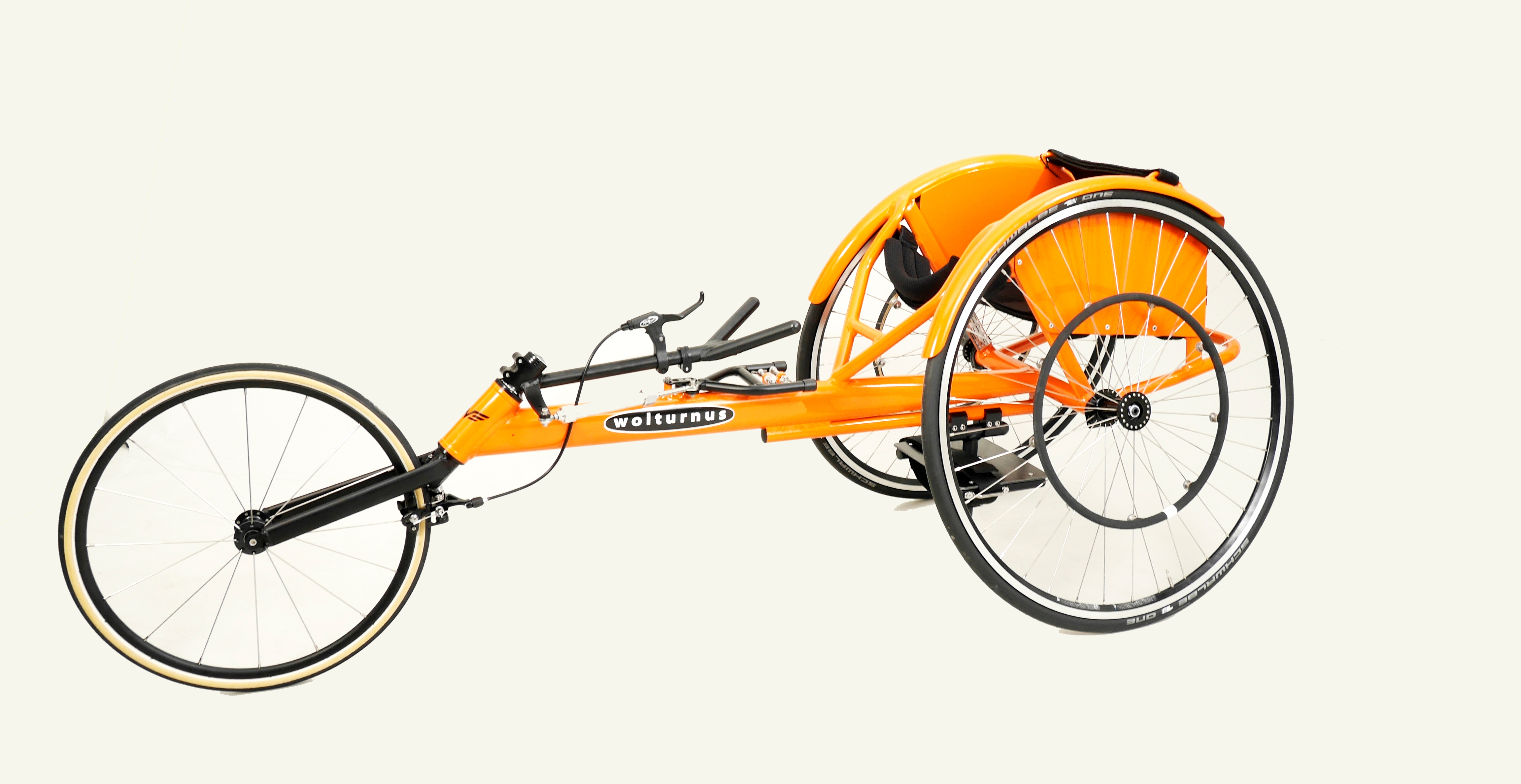 Wolturnus Amasis Racer Rennrollstuhl in Orange mit Speichenrädern, Seitenansicht