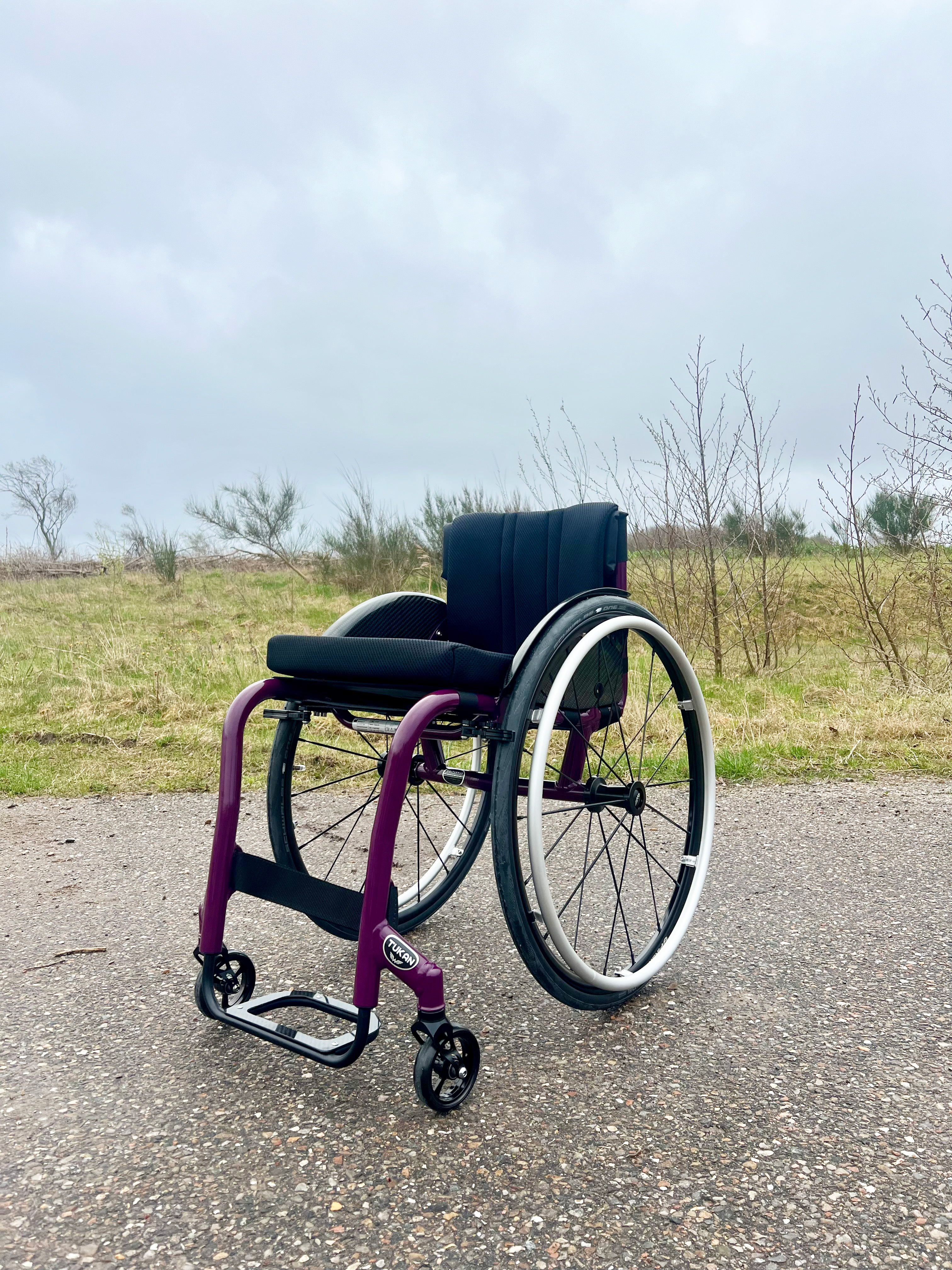 Wolturnus Tukan Super Light in Violett auf einem Weg im Freien, Seitenansicht