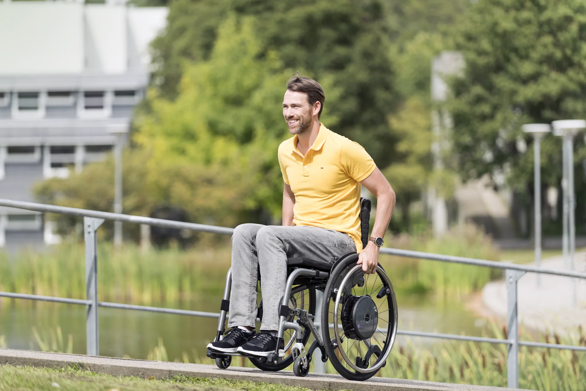 Rollstuhlfahrer mit e-motion M25 auf einer Brücke