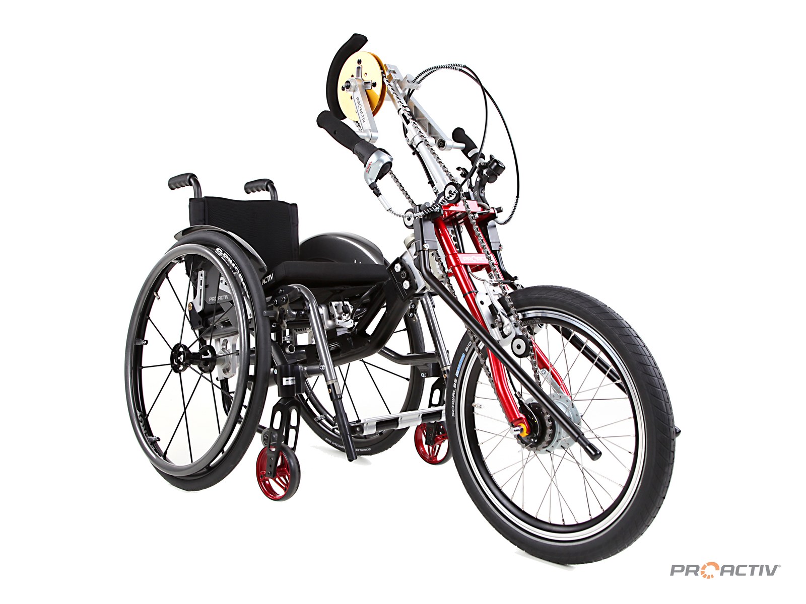 PRO ACTIV SPIKE Adaptivbike, angekoppelt an einen Rollstuhl, Dreiviertelansicht von vorne