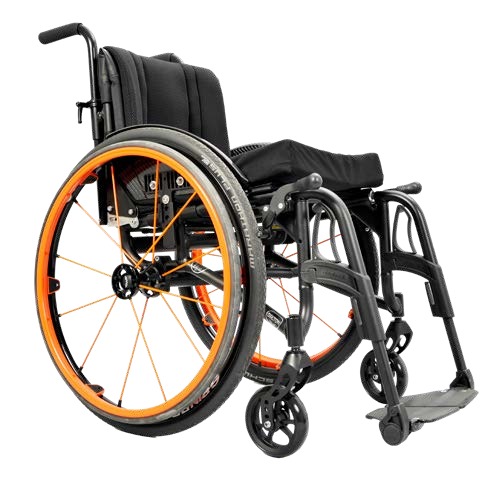 Wolturnus Dalton Light in Schwarz mit orangefarbenen Felgen und hochklappbarer Fußstütze