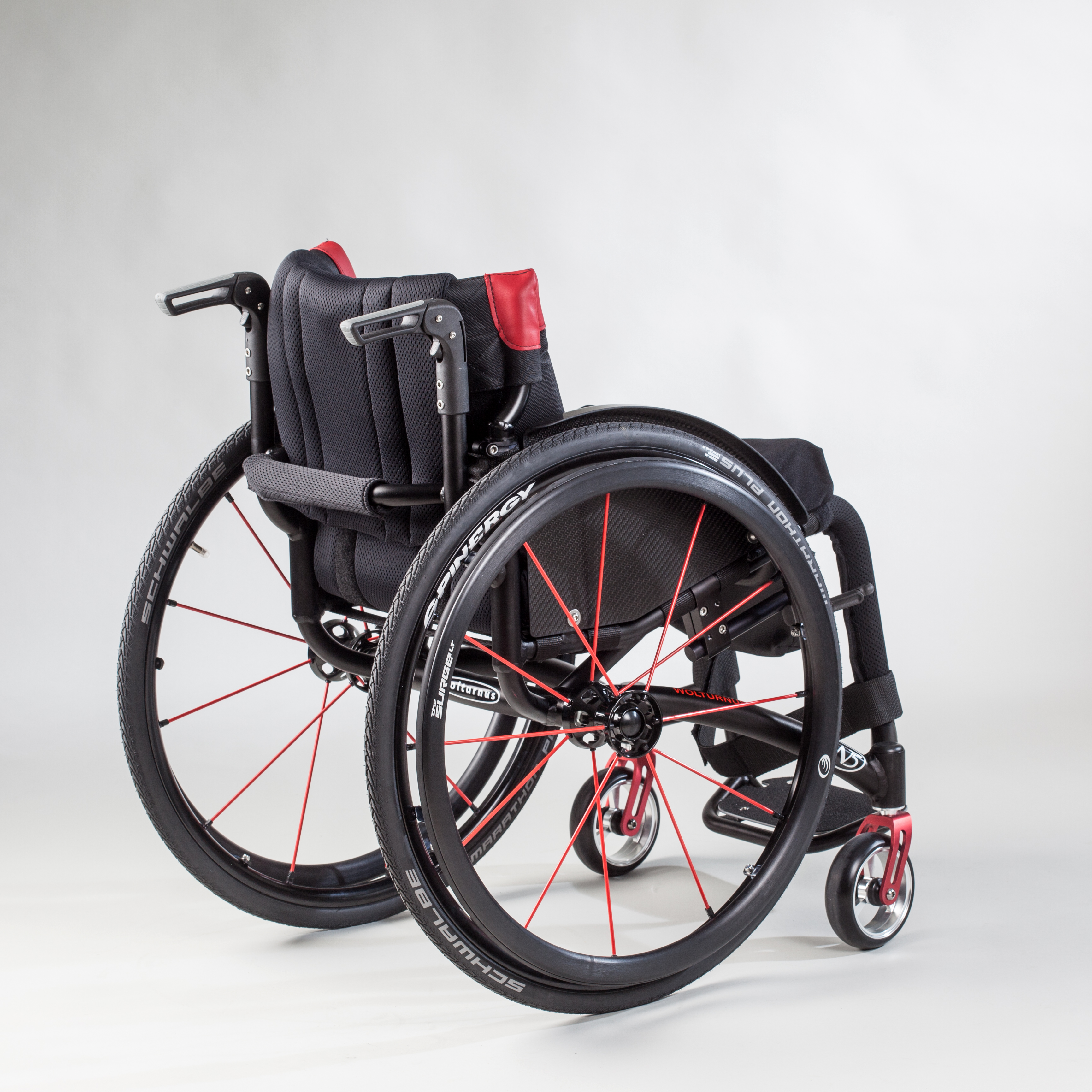 Wolturnus W5 Aktivrollstuhl in Schwarz mit roten Details, Schrägansicht von hinten