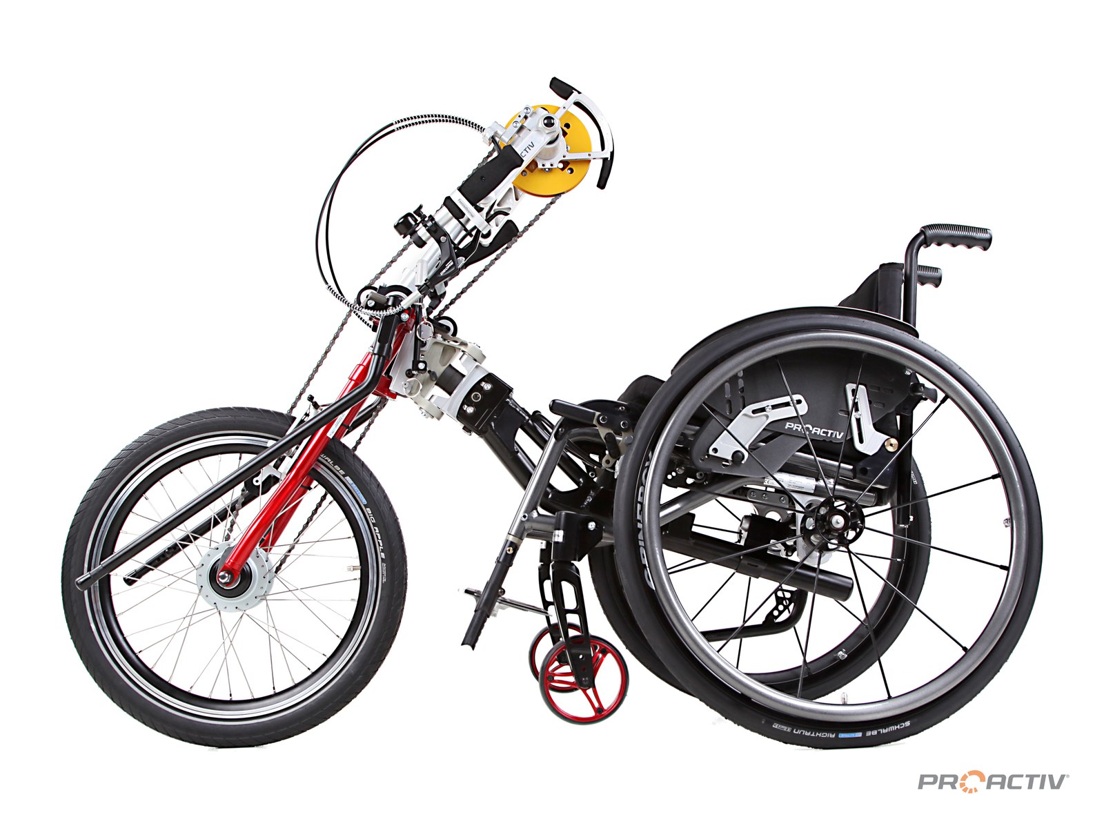 PRO ACTIV SPIKE Adaptivbike, angekoppelt an einen Rollstuhl