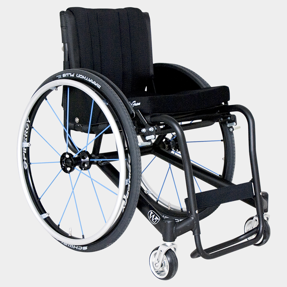 Wolturnus W5 Aktivrollstuhl in Schwarz mit blau eingespeichten Rädern, Schrägansicht