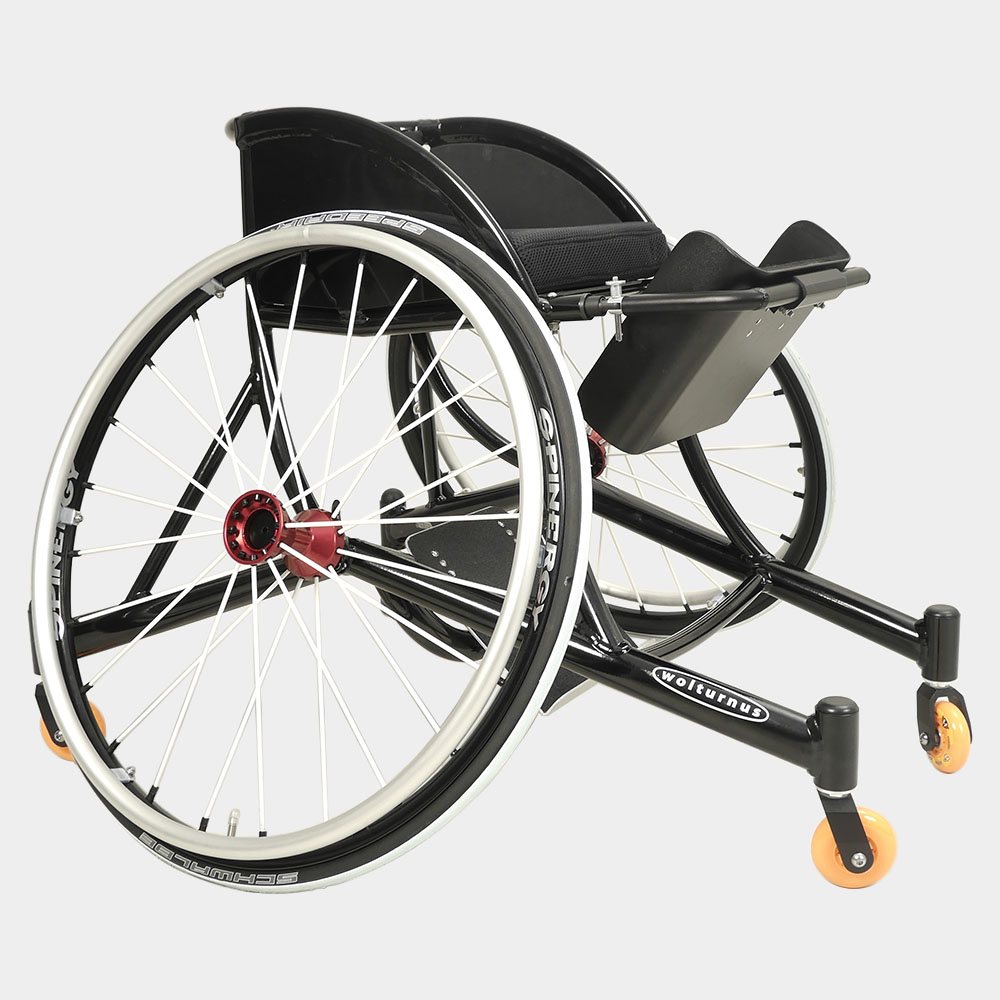 Wolturnus Tennisrollstuhl in Schwarz mit stark gestürzten Rädern und Sitzschale