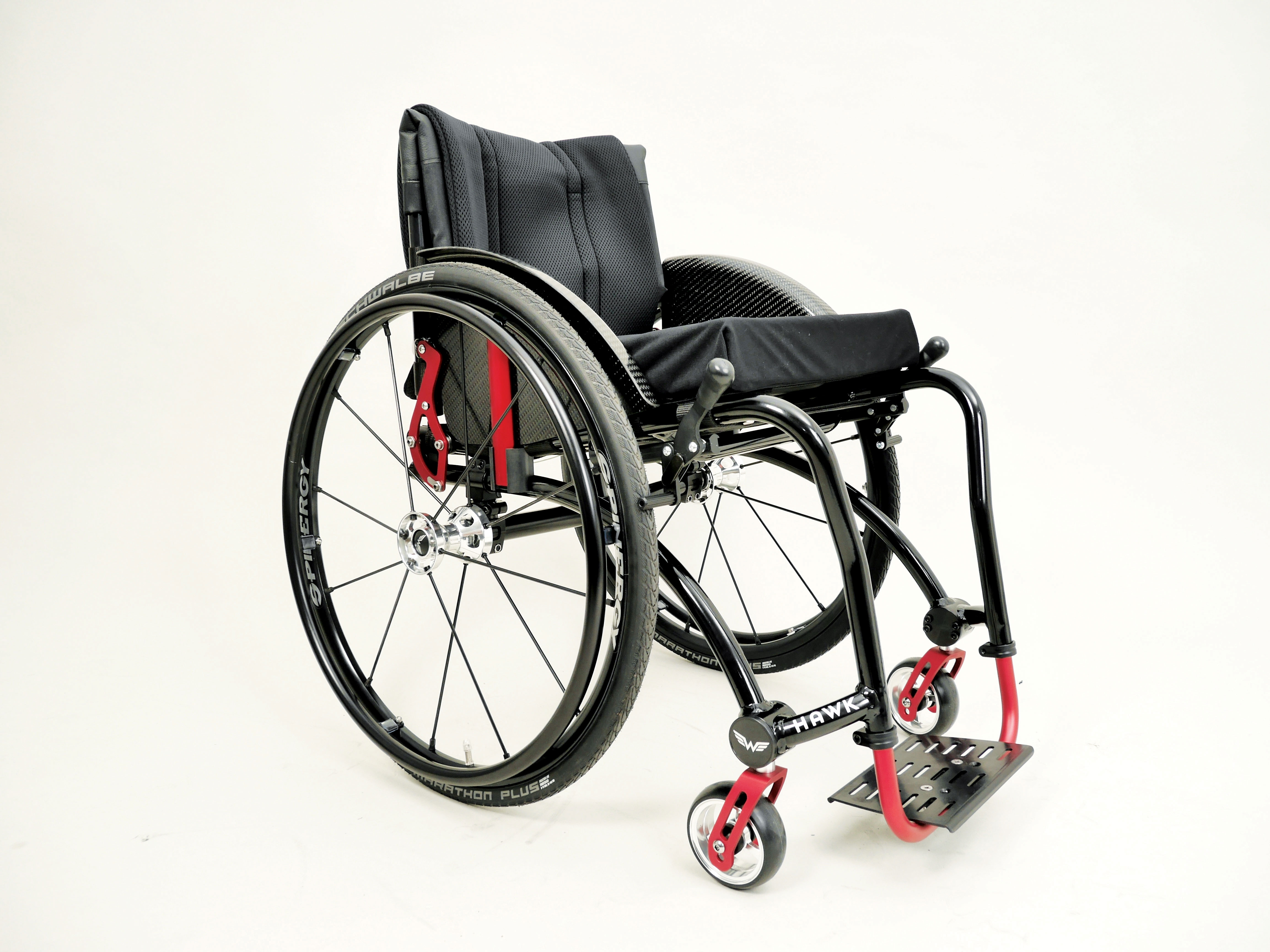 Wolturnus Hawk Aktivrollstuhl in Schwarz mit roten Details und Carbon-Rädern