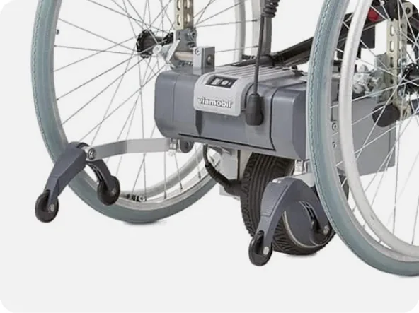 Rückansicht eines Rollstuhls mit Alber viamobil und montierten Kippstützen