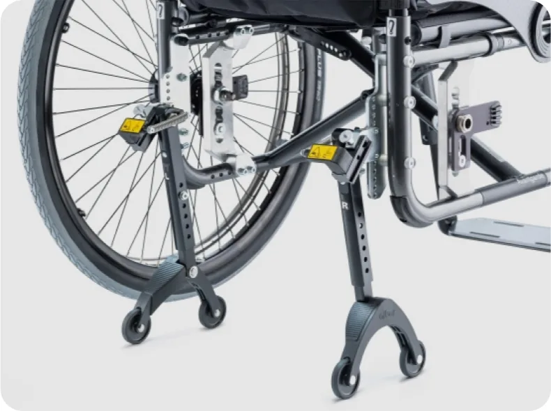 Kippstützen mit Wegschwenk- und Aufbockfunktion an einem Rollstuhl mit e-motion