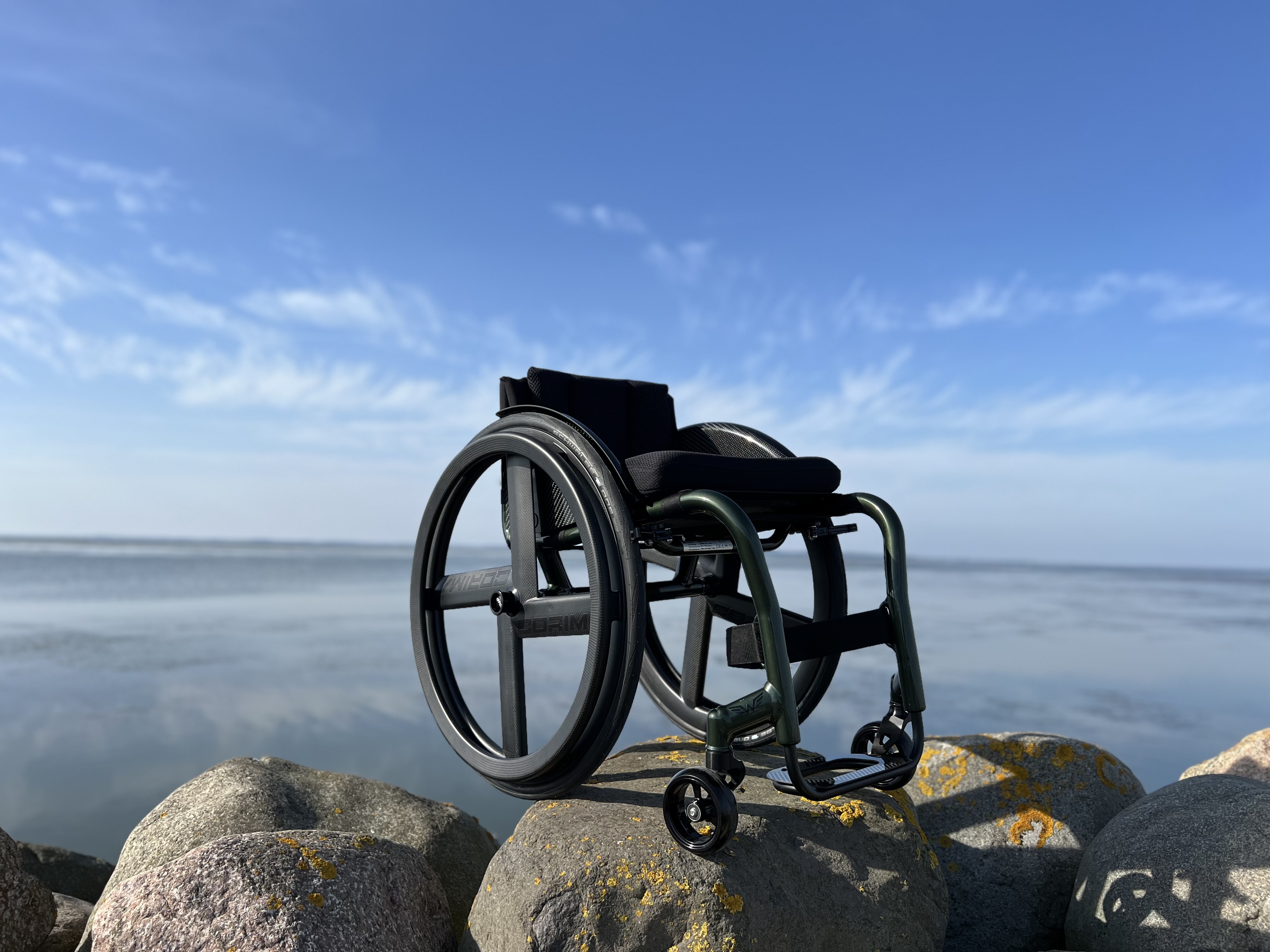 Wolturnus Tukan Super Light auf Steinen am Meer, offenes Rahmendesign