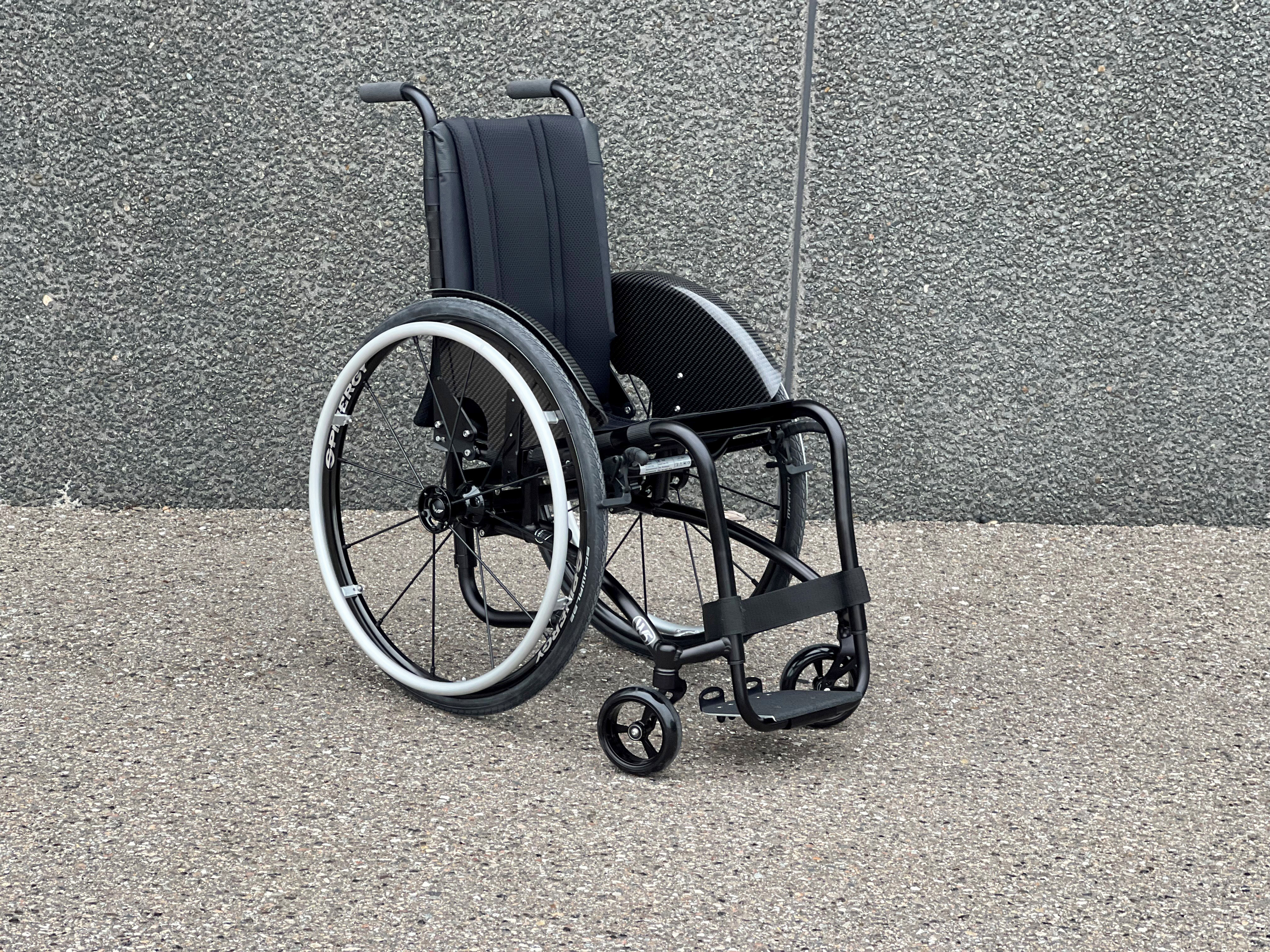 Wolturnus W5 SL in Schwarz eloxiert mit verschweißten Schiebegriffen vor einer Betonwand