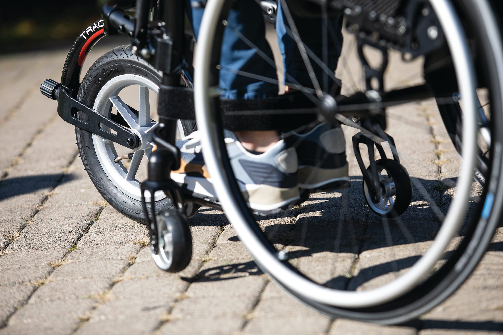Rehasense TRACK WHEEL Double Arm, Carbon – am Rollstuhl