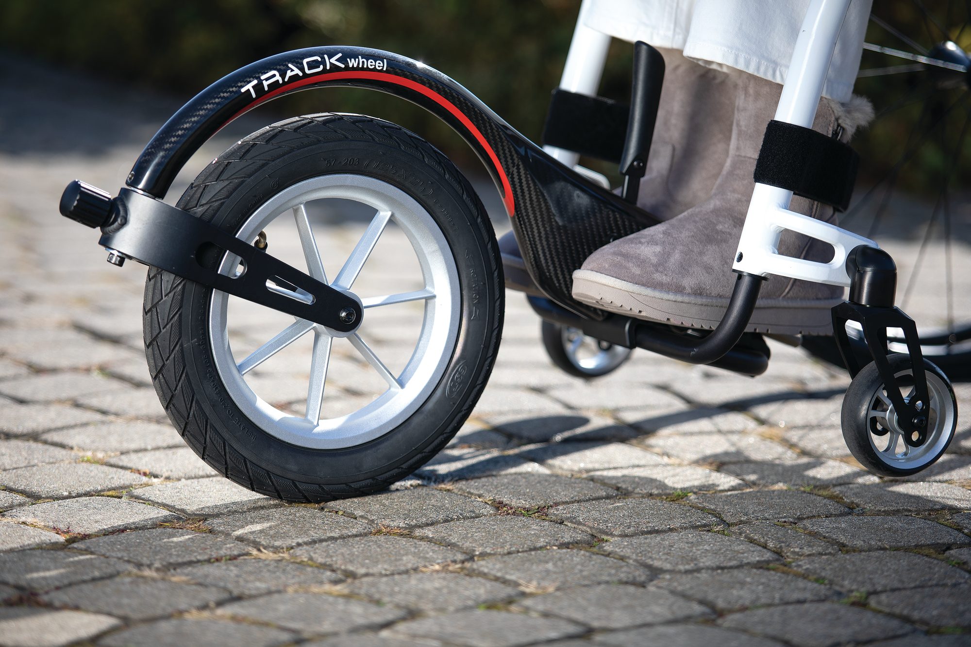 Rehasense TRACK WHEEL Single Arm, Carbon – am Rollstuhl