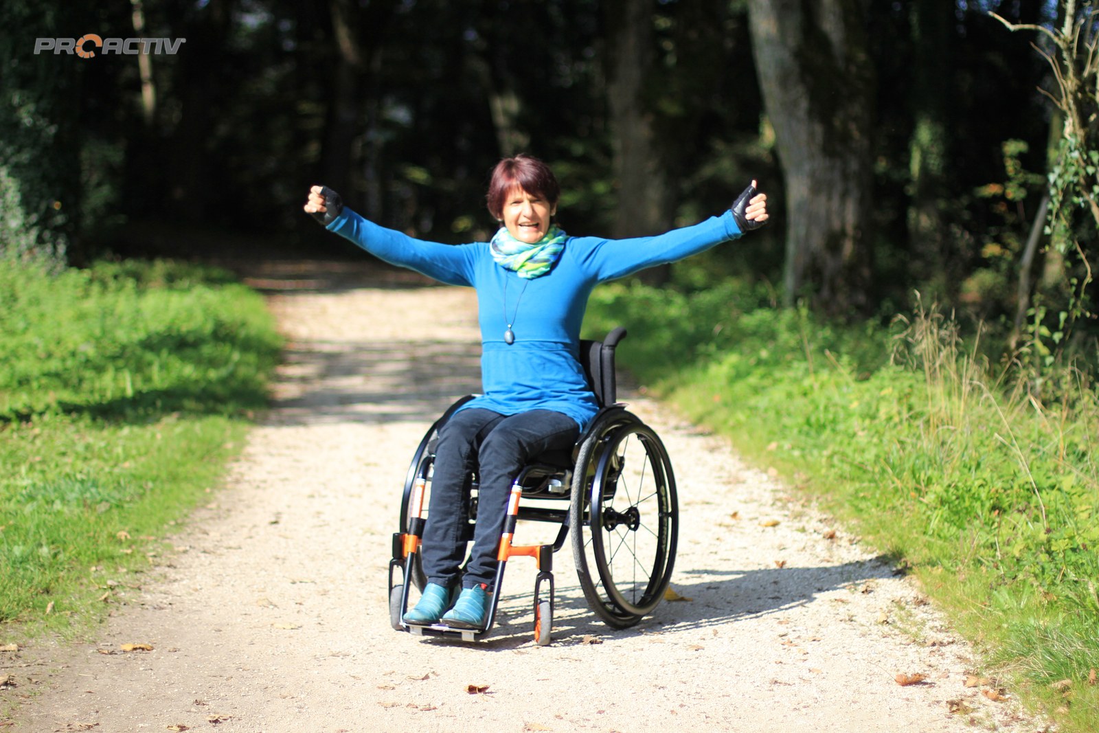PRO ACTIV SPEEDY 4you Ergo Aktivrollstuhl, im Einsatz auf einem Waldweg