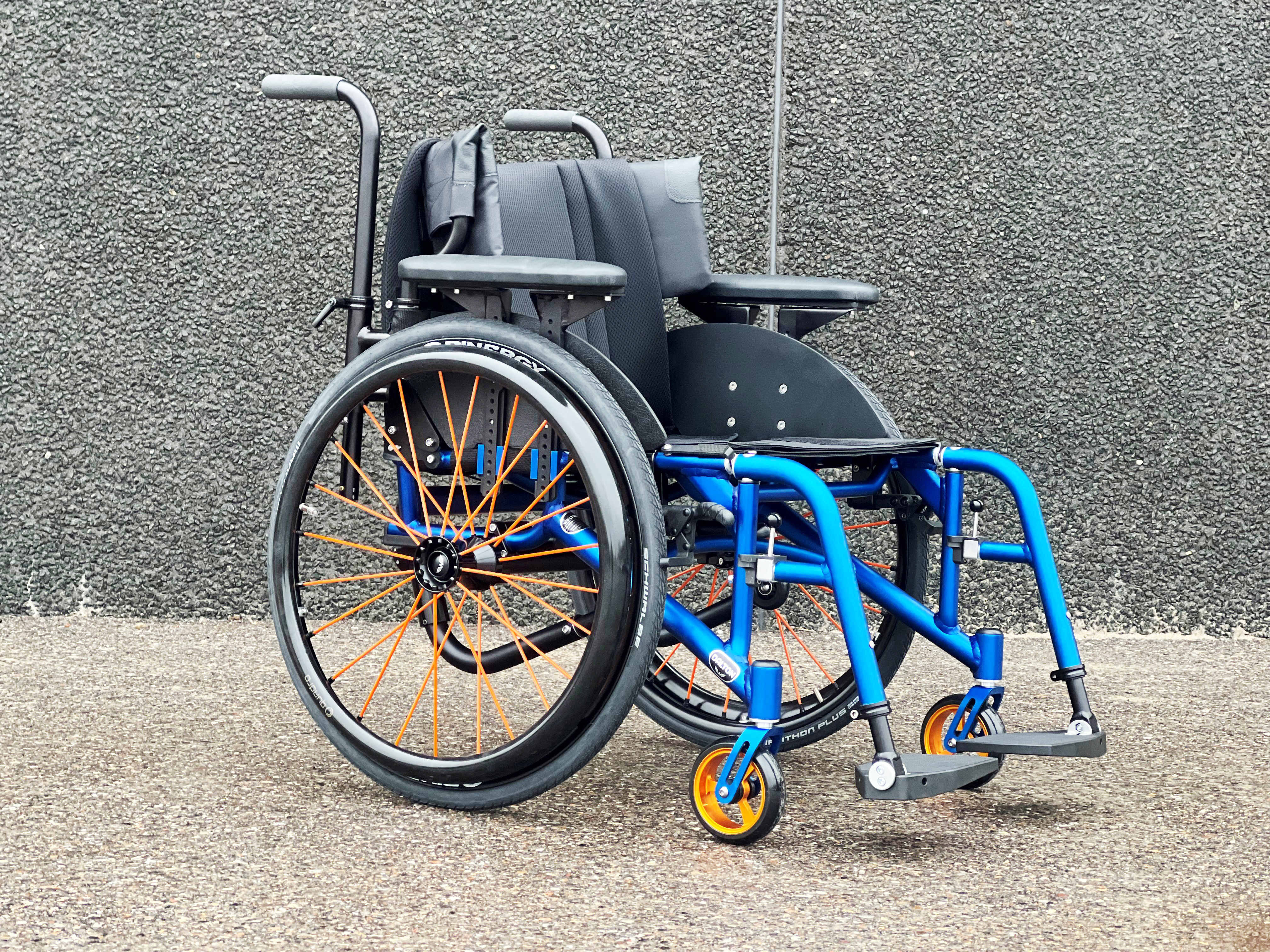 Wolturnus Dalton XXL in Blau mit Kopfstütze und breitem Sitz, Aufnahme im Freien
