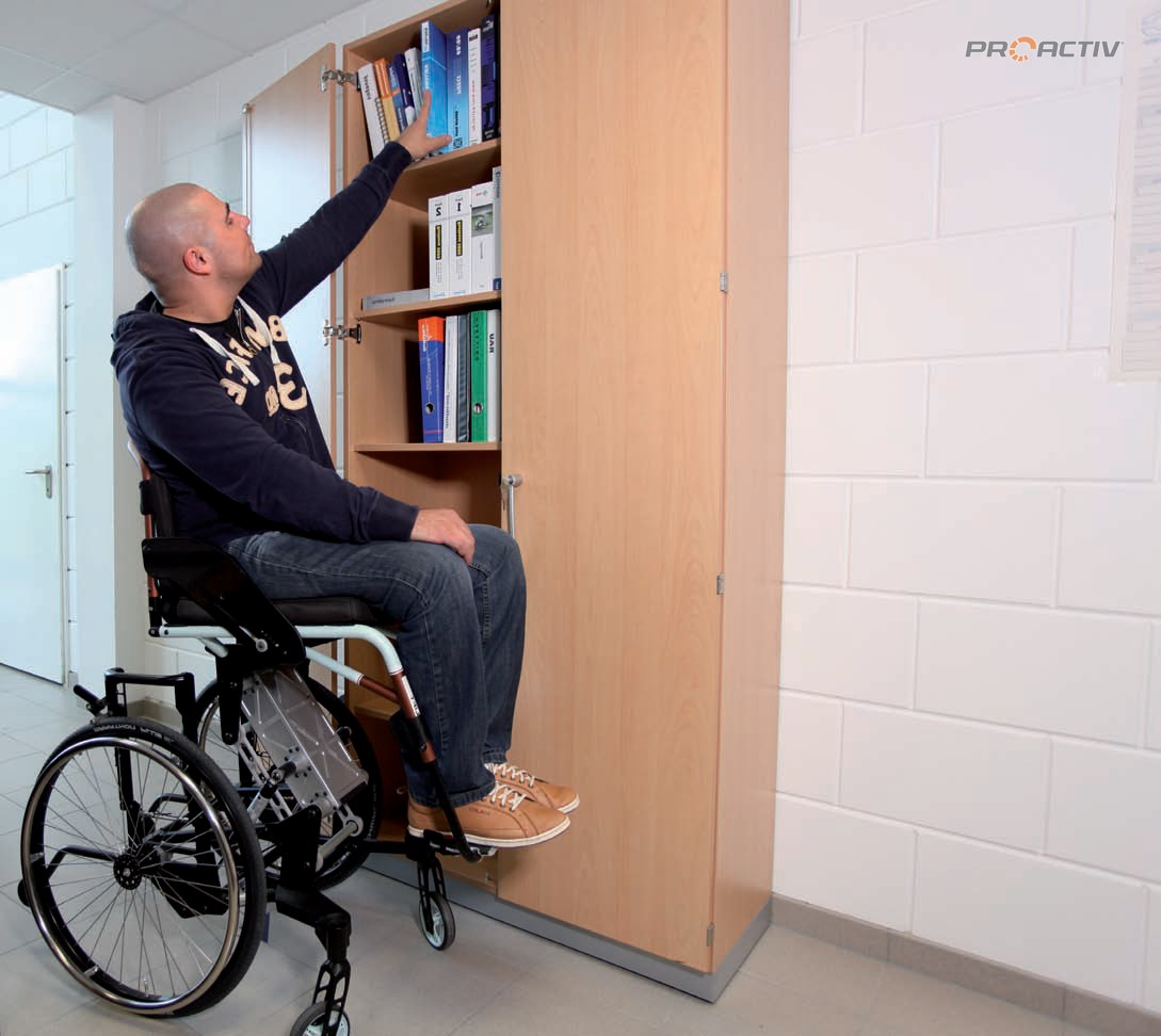 PRO ACTIV LIFT solid elektrisch Rollstuhl mit Sitzhöhenverstellung, im Einsatz am Schrank