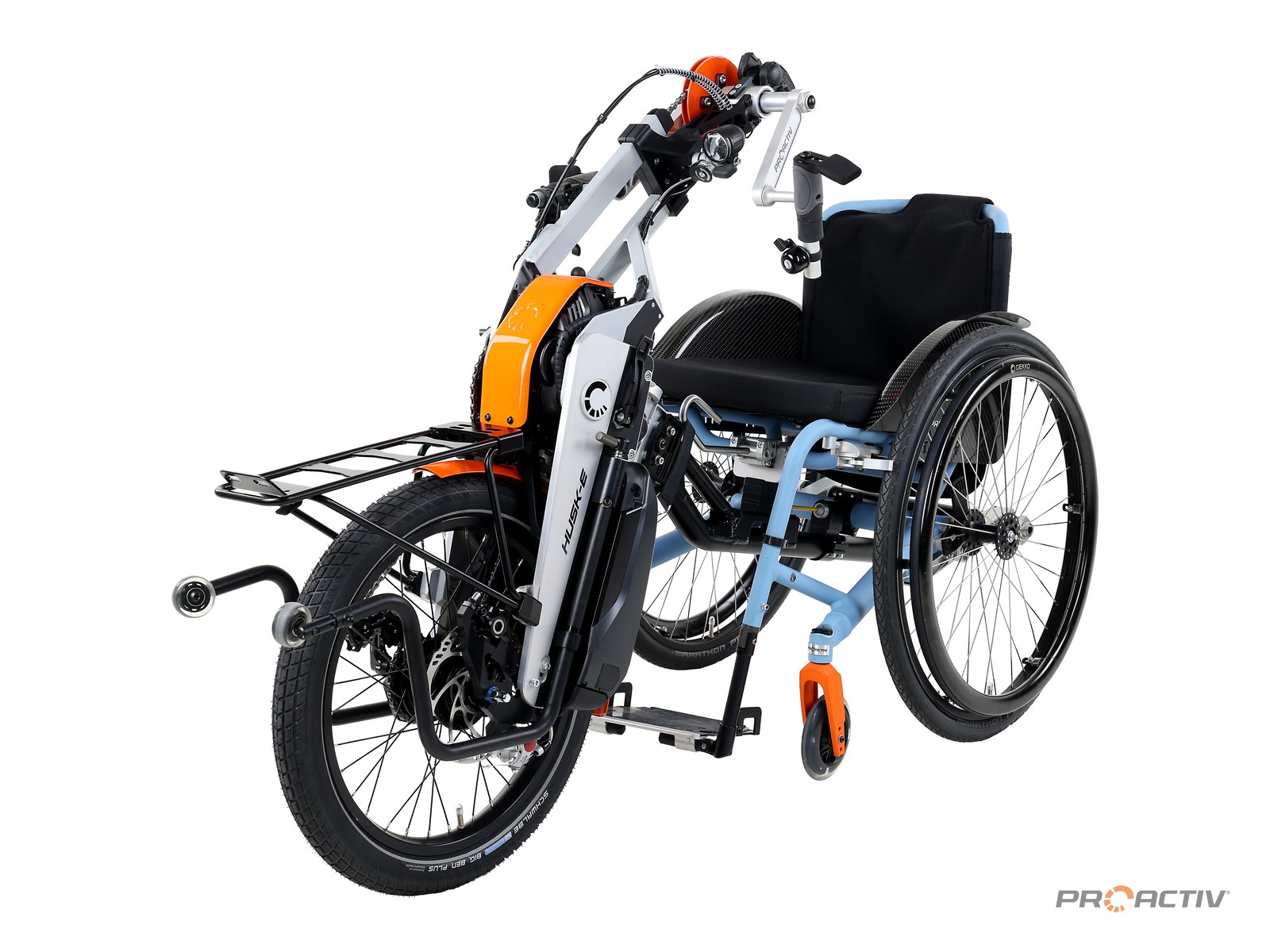 PRO ACTIV HUSK-E elektrisch Adaptiv-Handbike, angekoppelt an einen Rollstuhl, Dreiviertelansicht von vorne