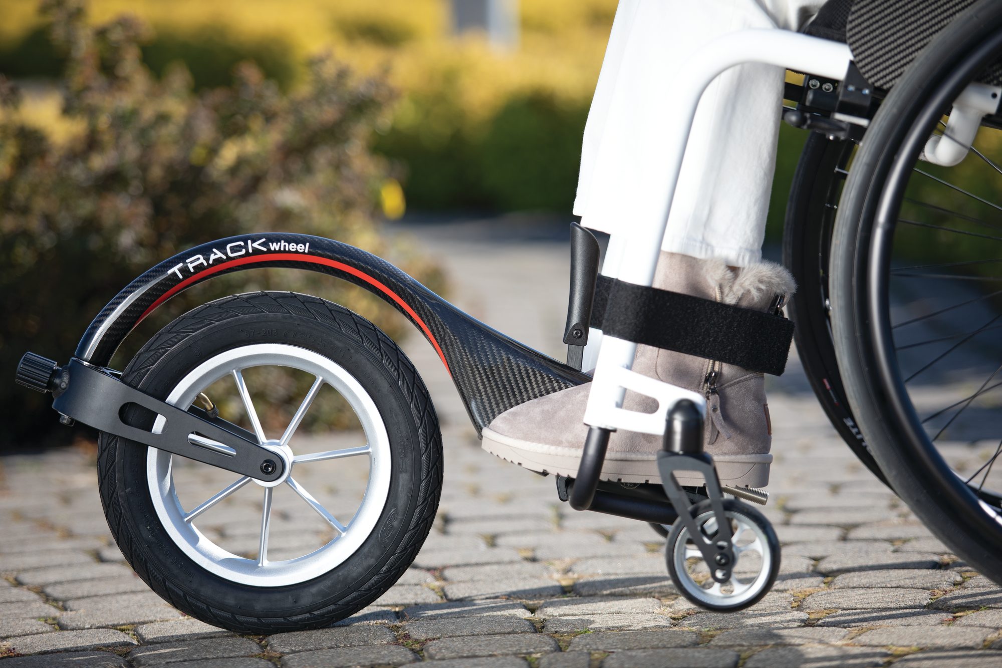 Rehasense TRACK WHEEL Single Arm, Carbon – am Rollstuhl